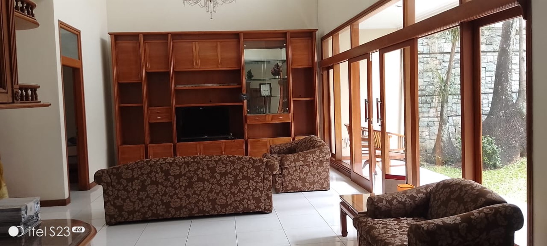 Disewakan Rumah Asri Terawat di setra Indah, Bandung