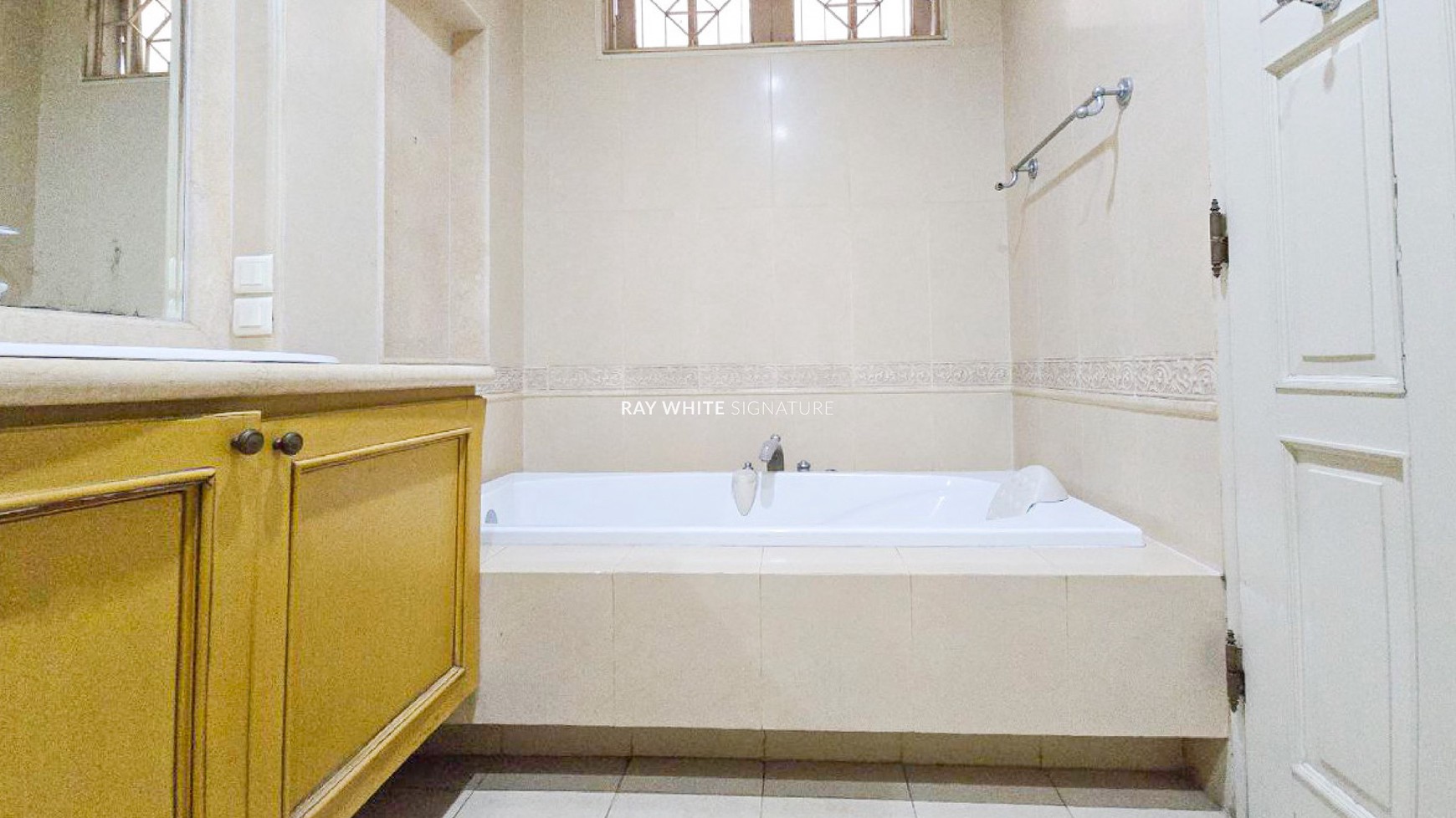 Disewakan Rumah Mewah 2 Lantai Di Jl Permata Hijau Boulevard