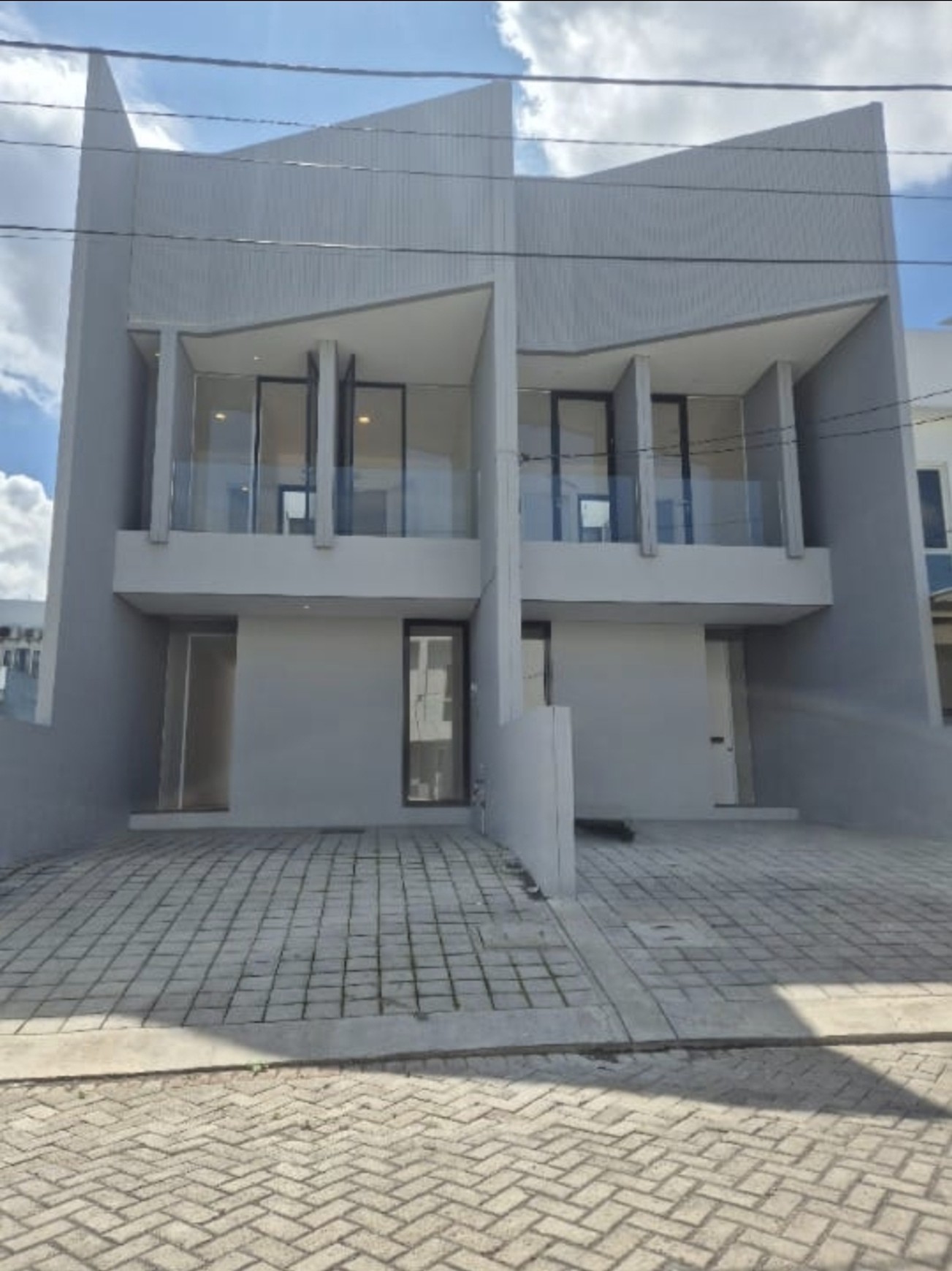DIJUAL RUMAH KEMBAR 2 SIAP HUNI, Graha Green Garden, Dian Istana, Surabaya Barat