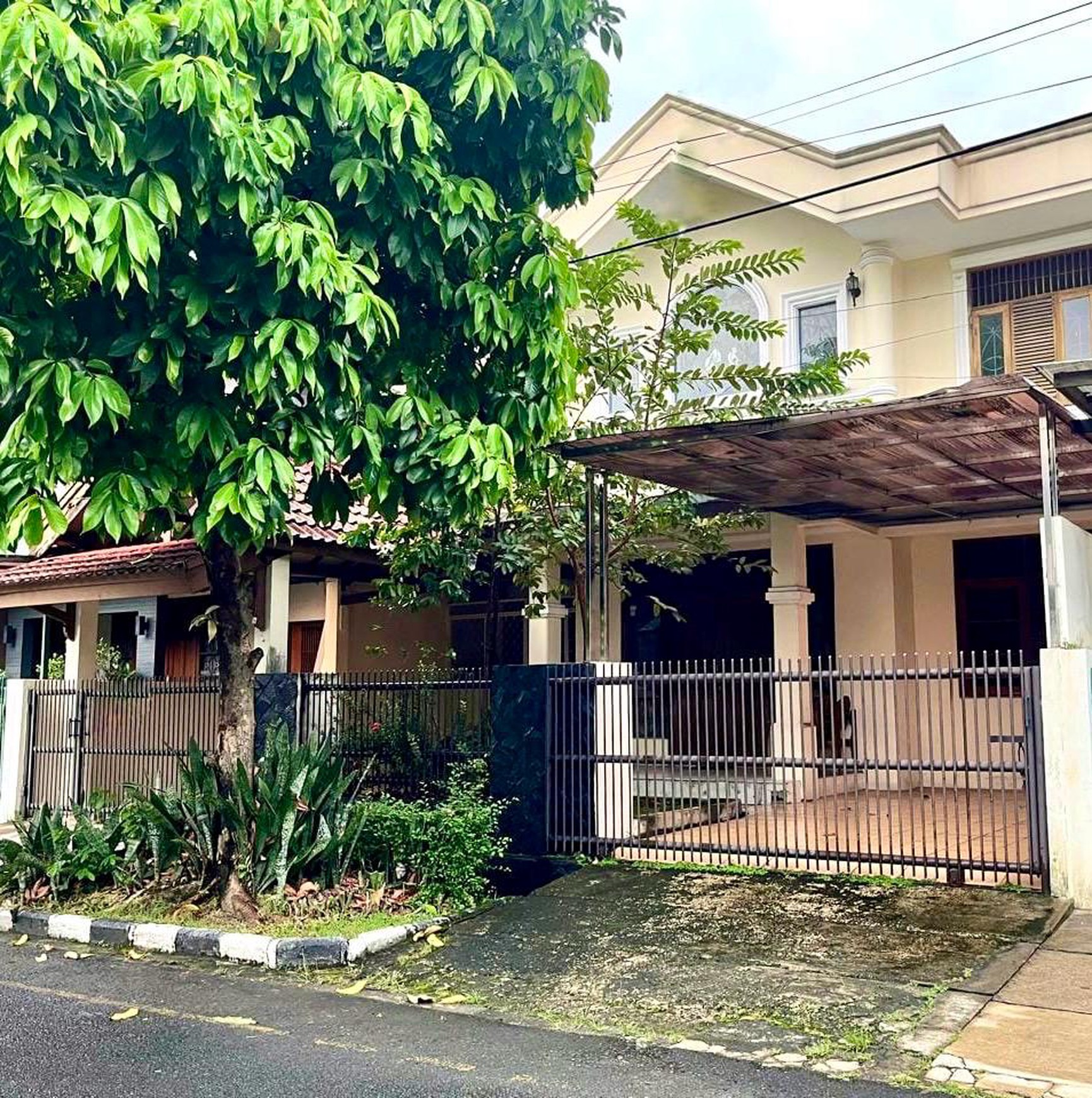 Rumah 2 Lantai Bagus Bebas banjir Lokasi Strategis Di Bintaro