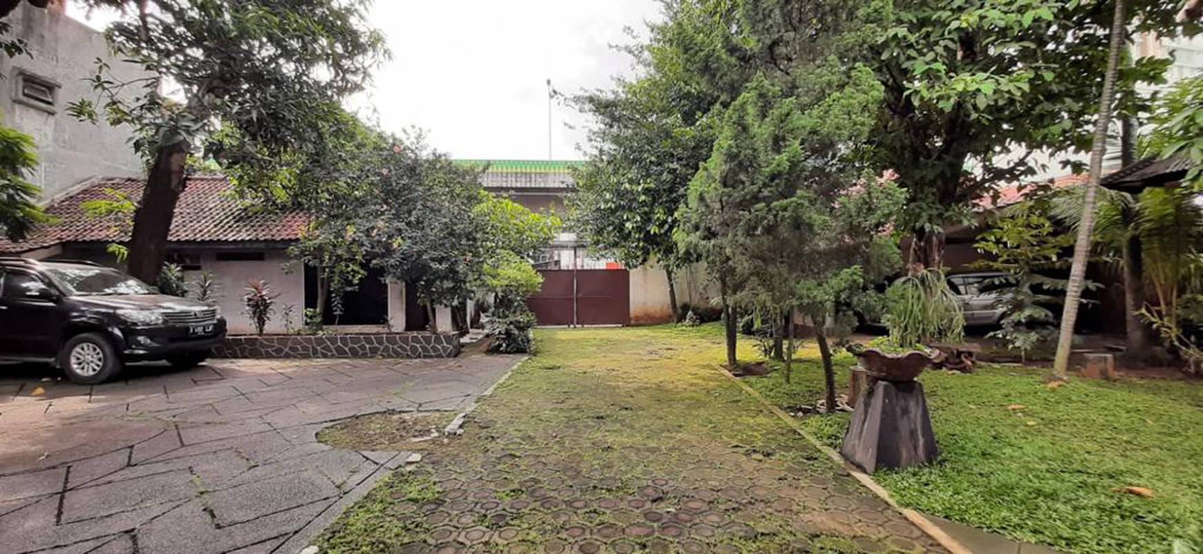 Rumah KT 6+1 Hitung Tanah Luas dengan Lokasi Strategis @Kebayoran Lama, Jakarta Selatan