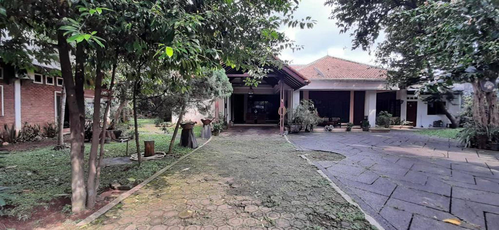 Rumah KT 6+1 Hitung Tanah Luas dengan Lokasi Strategis @Kebayoran Lama, Jakarta Selatan