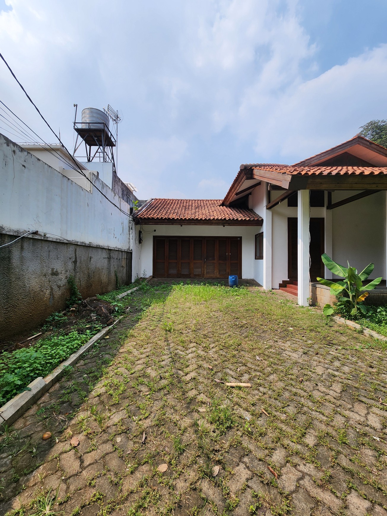 DIJUAL RUMAH ASRI 4 KAMAR TIDUR - KOLAM RENANG DI KEMANG SELATAN - CIPETE, CILANDAK, JAKARTA SELATAN