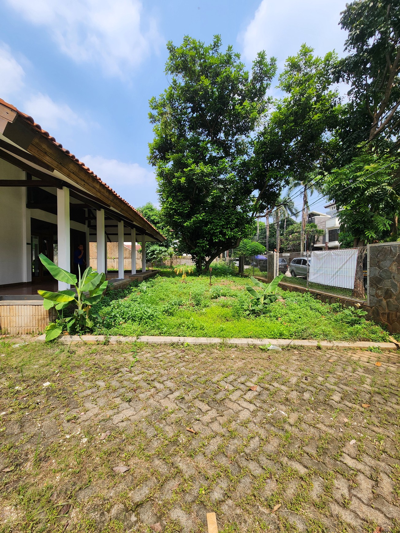 DIJUAL RUMAH ASRI 4 KAMAR TIDUR - KOLAM RENANG DI KEMANG SELATAN - CIPETE, CILANDAK, JAKARTA SELATAN