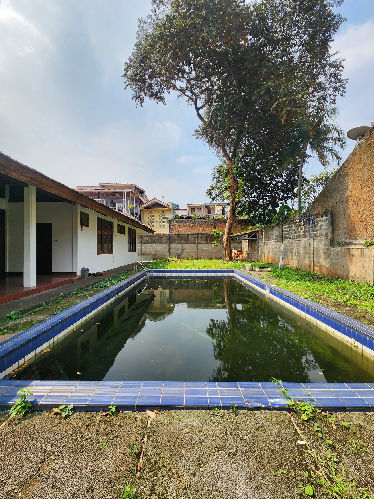 DIJUAL RUMAH ASRI 4 KAMAR TIDUR - KOLAM RENANG DI KEMANG SELATAN - CIPETE, CILANDAK, JAKARTA SELATAN