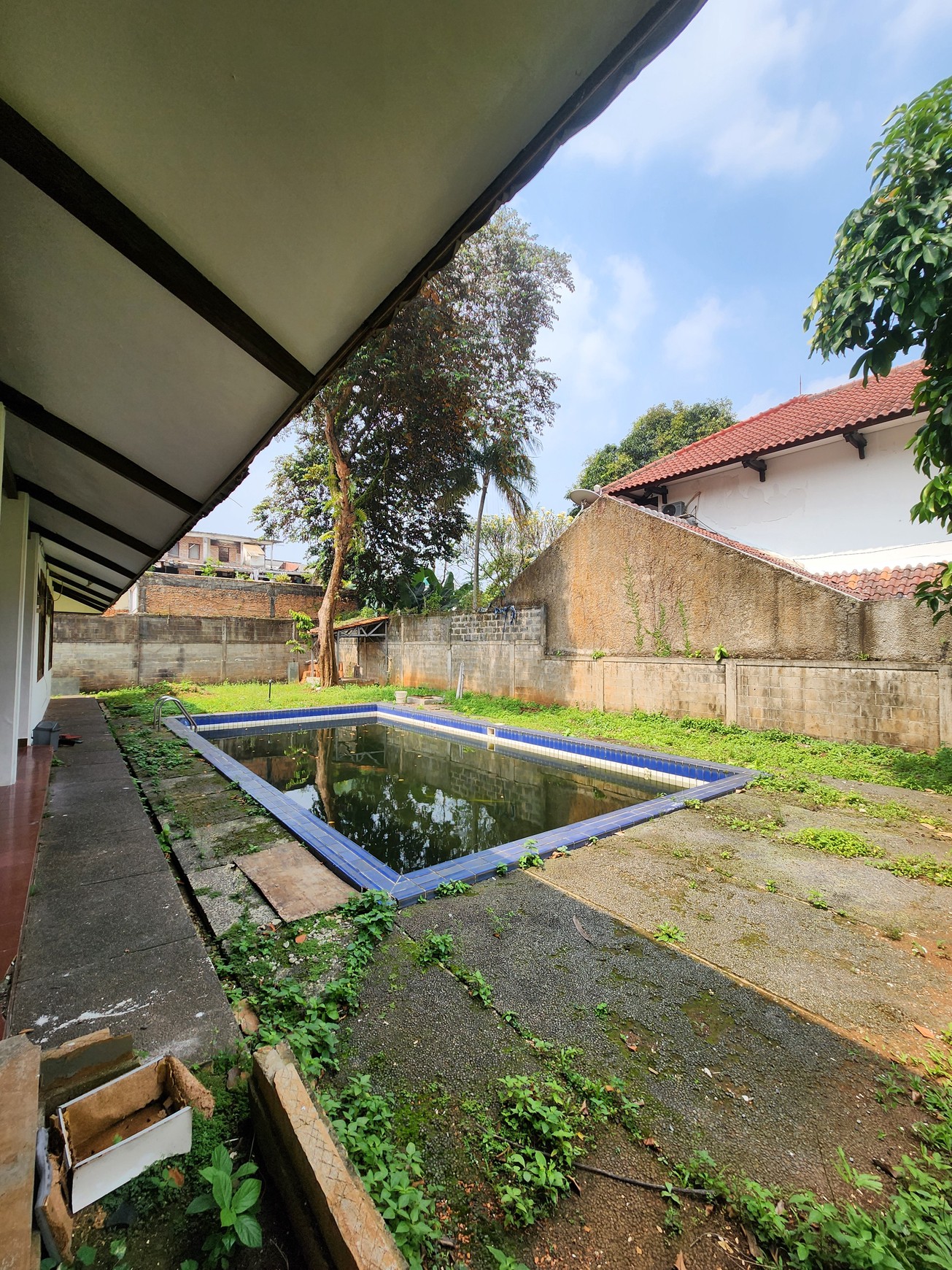 DIJUAL RUMAH ASRI 4 KAMAR TIDUR - KOLAM RENANG DI KEMANG SELATAN - CIPETE, CILANDAK, JAKARTA SELATAN