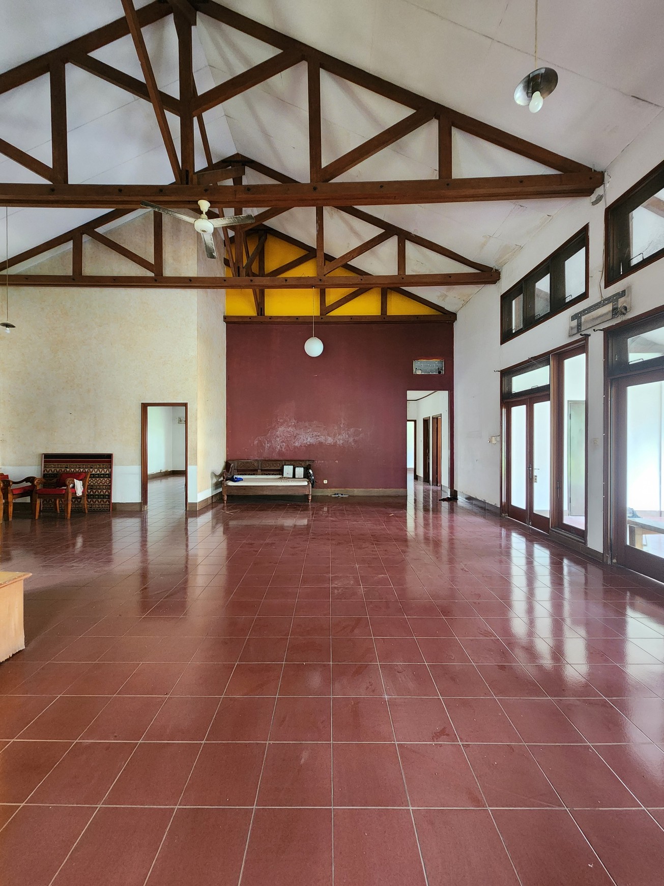 DIJUAL RUMAH ASRI 4 KAMAR TIDUR - KOLAM RENANG DI KEMANG SELATAN - CIPETE, CILANDAK, JAKARTA SELATAN