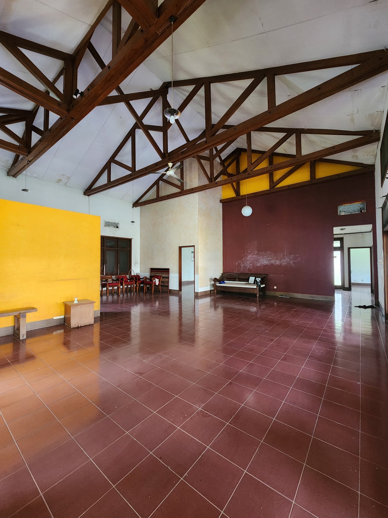 DIJUAL RUMAH ASRI 4 KAMAR TIDUR - KOLAM RENANG DI KEMANG SELATAN - CIPETE, CILANDAK, JAKARTA SELATAN
