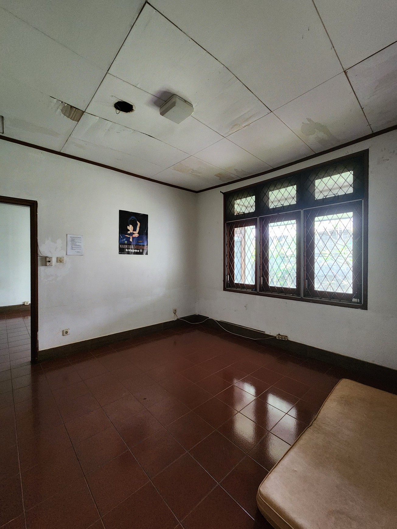 DIJUAL RUMAH ASRI 4 KAMAR TIDUR - KOLAM RENANG DI KEMANG SELATAN - CIPETE, CILANDAK, JAKARTA SELATAN