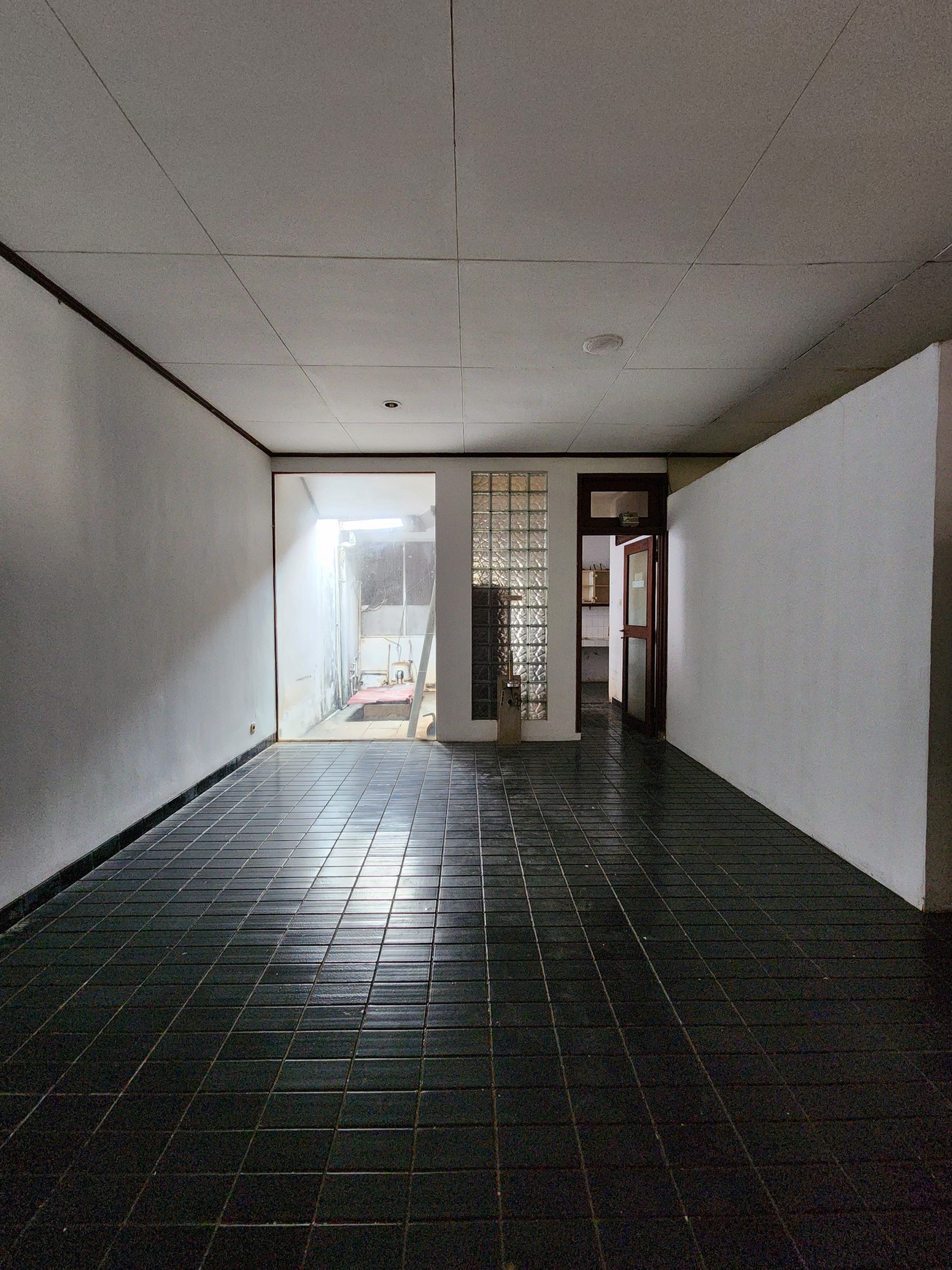 DIJUAL RUMAH ASRI 4 KAMAR TIDUR - KOLAM RENANG DI KEMANG SELATAN - CIPETE, CILANDAK, JAKARTA SELATAN