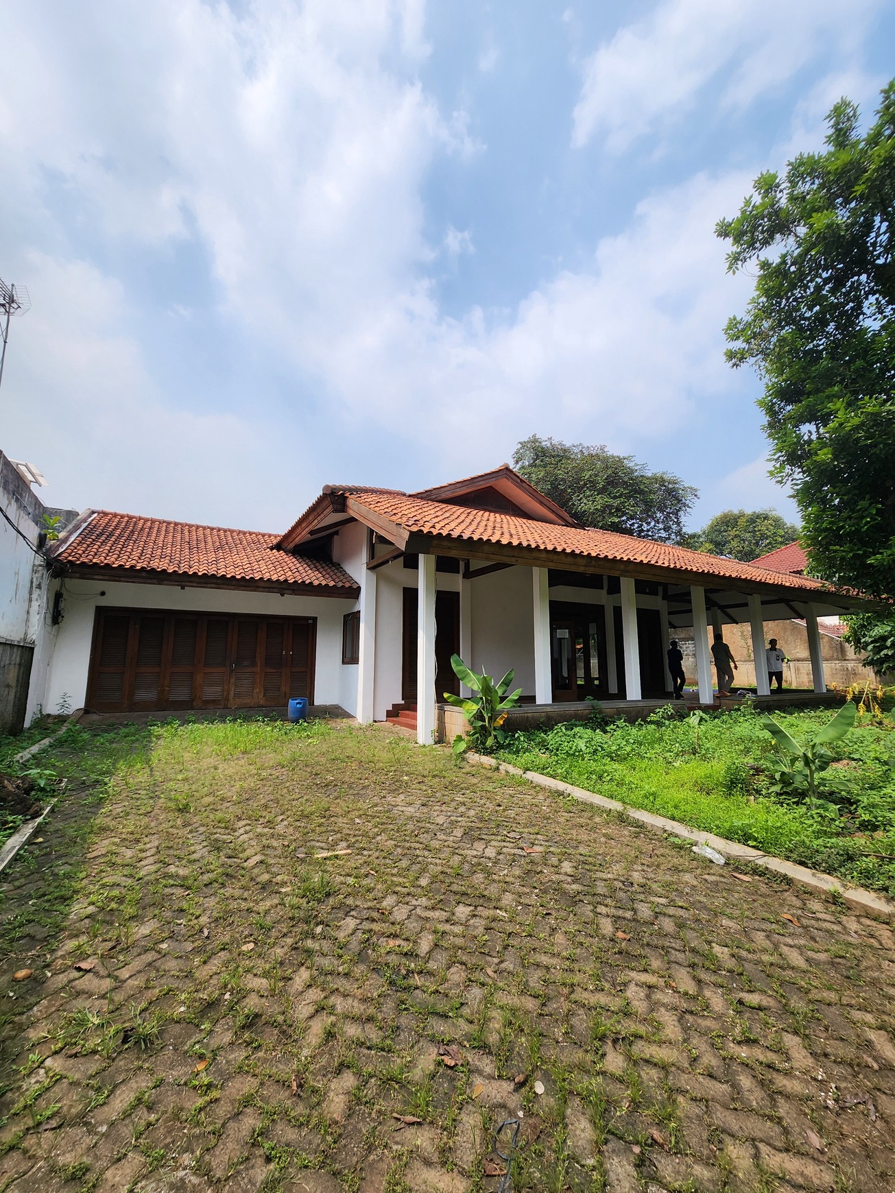 DIJUAL RUMAH ASRI 4 KAMAR TIDUR - KOLAM RENANG DI KEMANG SELATAN - CIPETE, CILANDAK, JAKARTA SELATAN