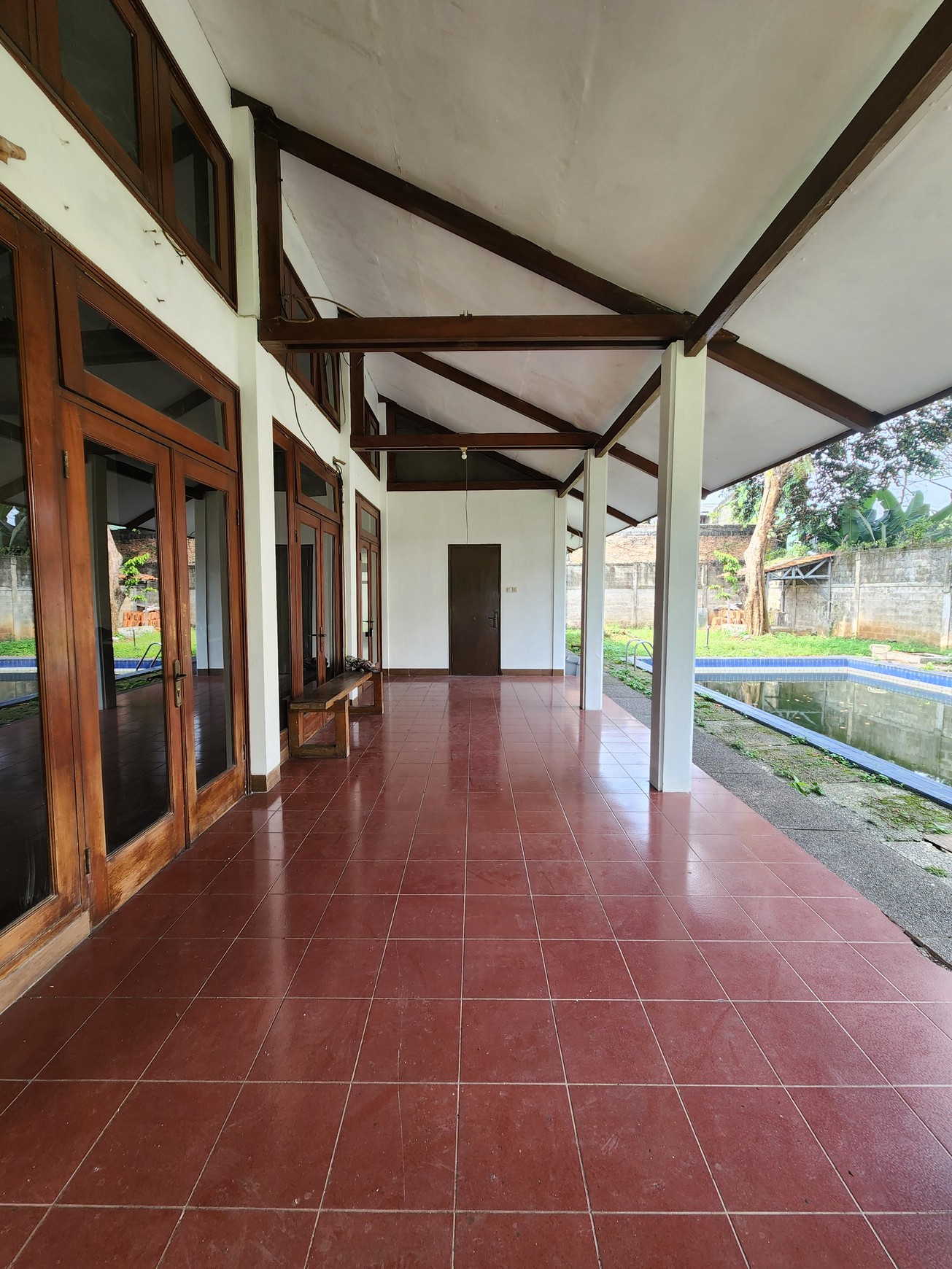 DIJUAL RUMAH ASRI 4 KAMAR TIDUR - KOLAM RENANG DI KEMANG SELATAN - CIPETE, CILANDAK, JAKARTA SELATAN