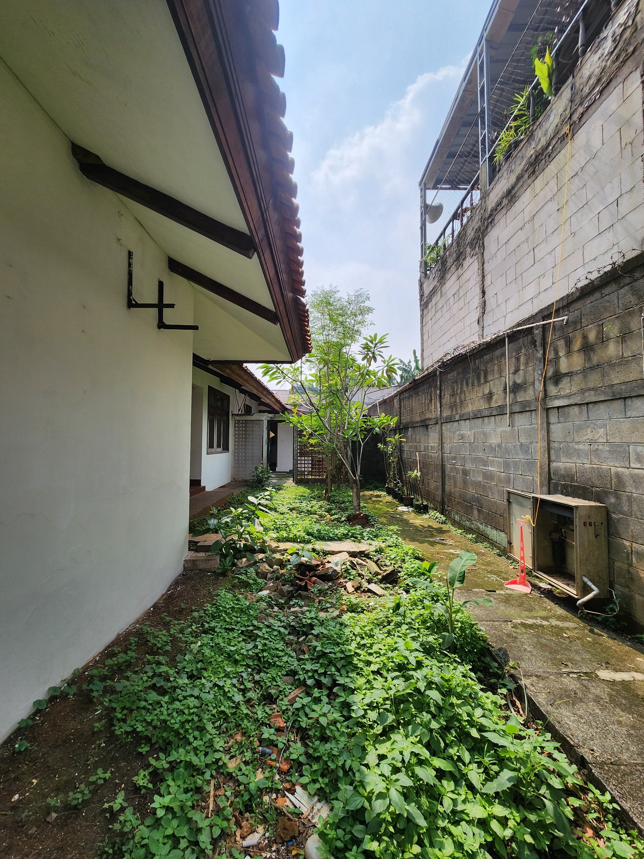 DIJUAL RUMAH ASRI 4 KAMAR TIDUR - KOLAM RENANG DI KEMANG SELATAN - CIPETE, CILANDAK, JAKARTA SELATAN