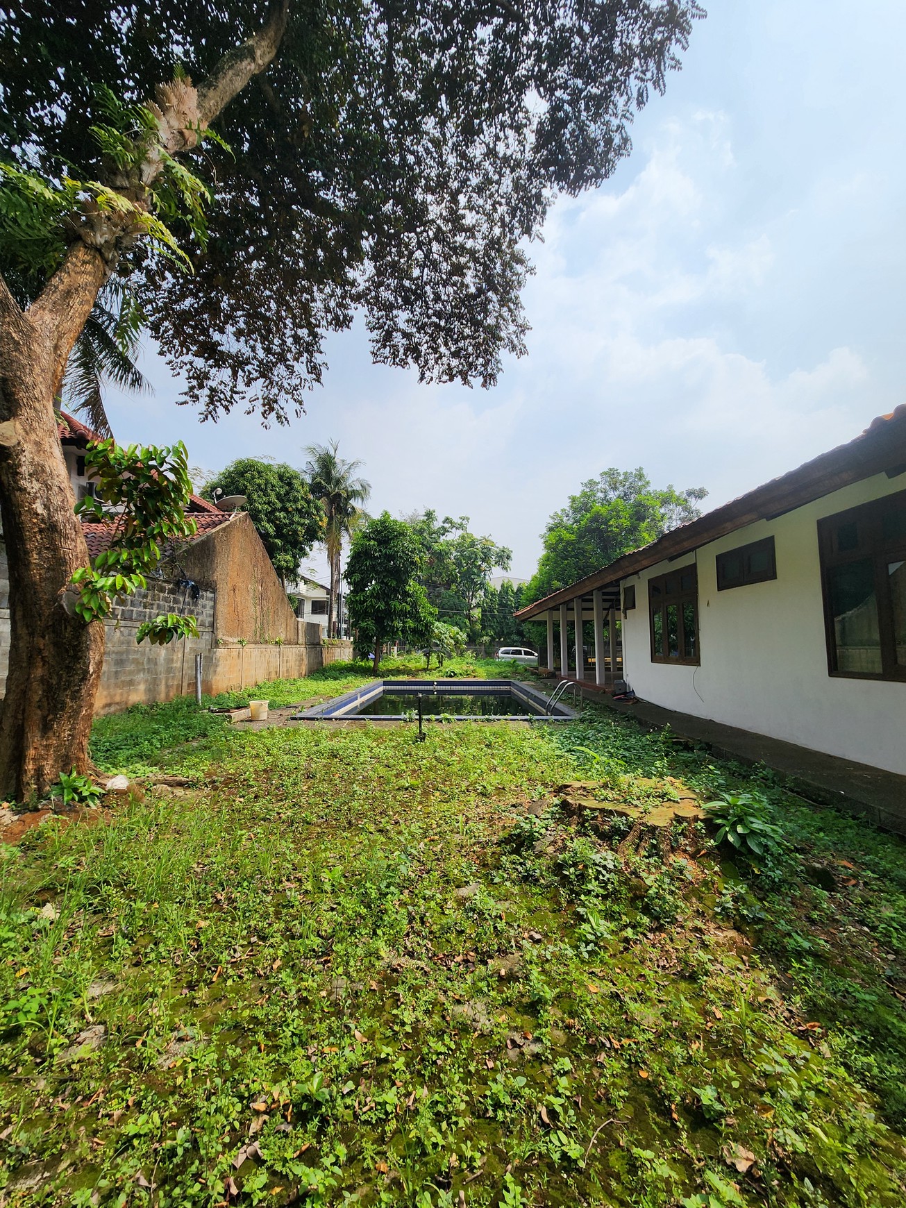 DIJUAL RUMAH ASRI 4 KAMAR TIDUR - KOLAM RENANG DI KEMANG SELATAN - CIPETE, CILANDAK, JAKARTA SELATAN