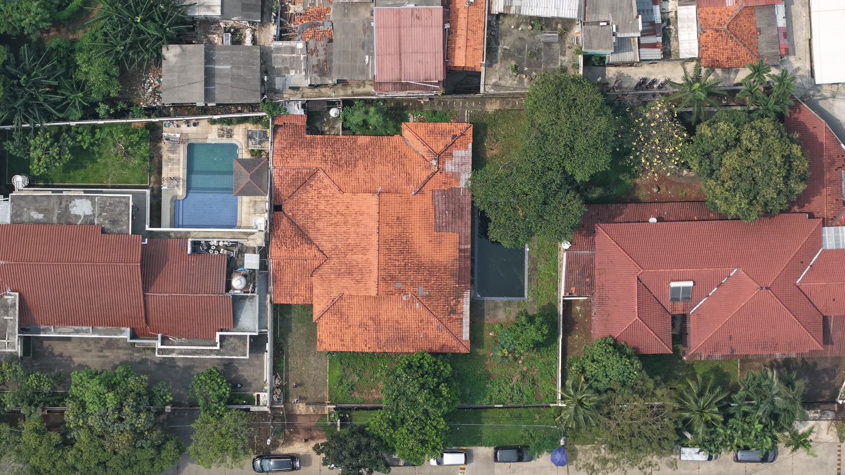DIJUAL RUMAH ASRI 4 KAMAR TIDUR - KOLAM RENANG DI KEMANG SELATAN - CIPETE, CILANDAK, JAKARTA SELATAN