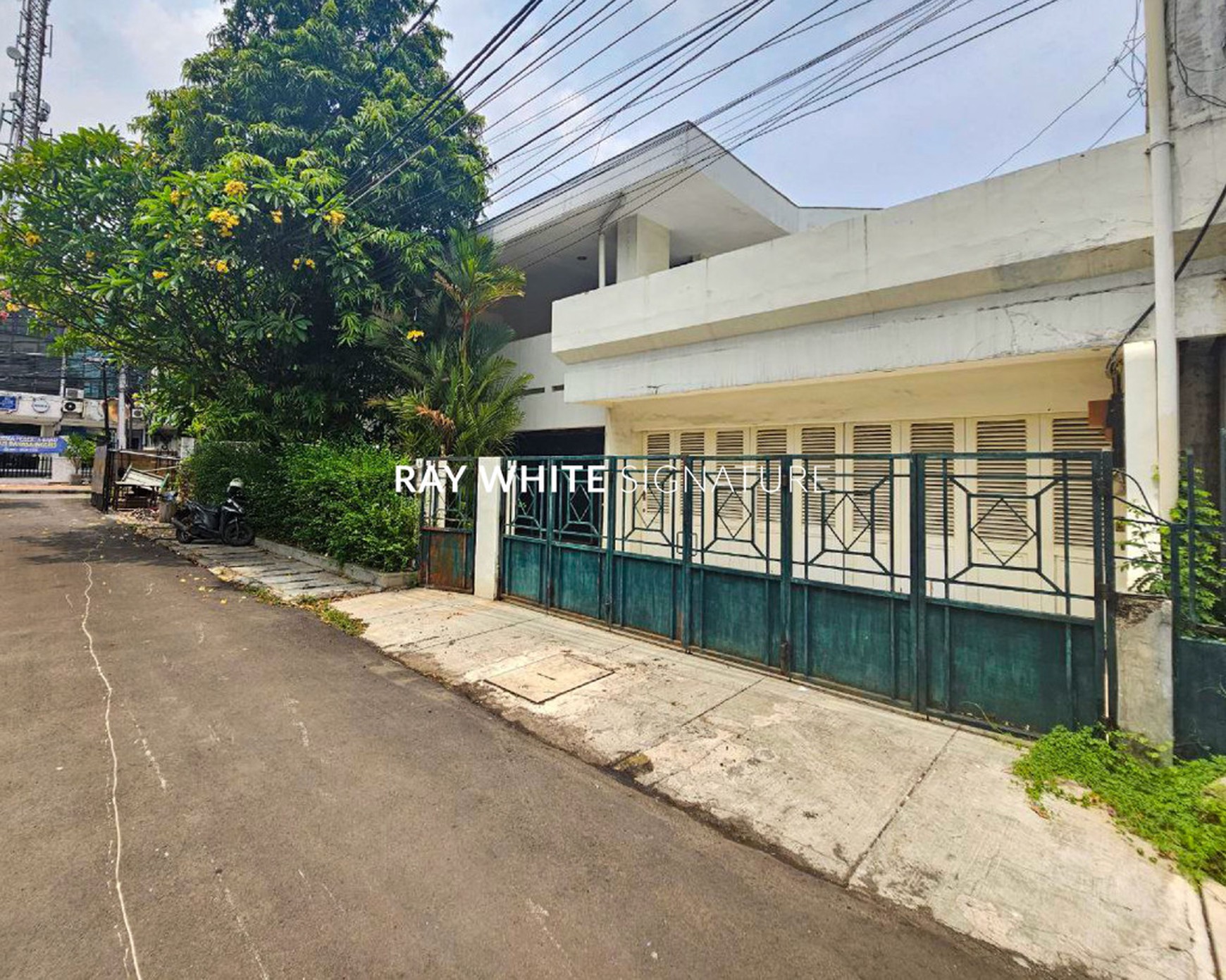 Jual 2 Rumah Lama Untuk Usaha di Jl Cempaka Putih II