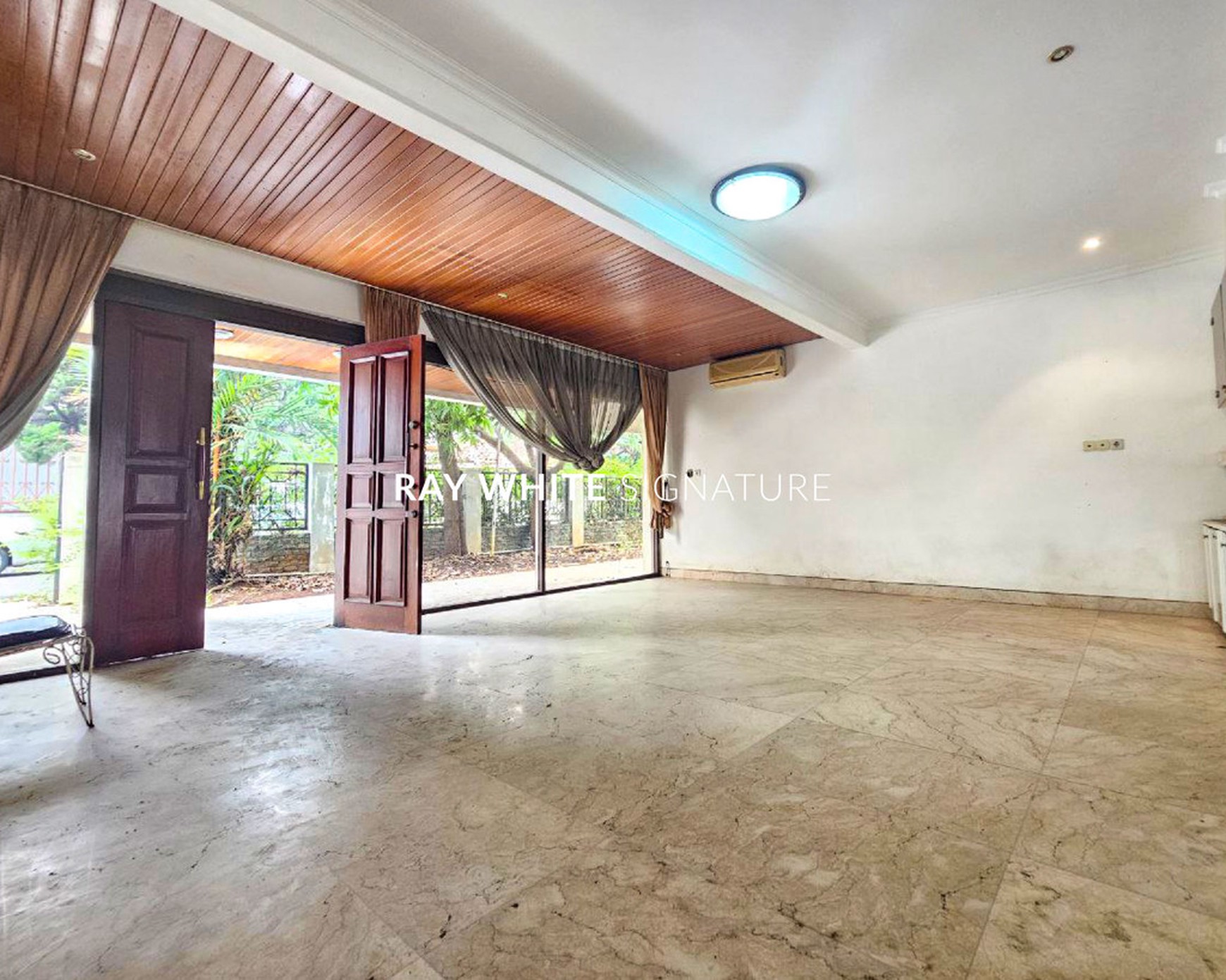 Jual 2 Rumah Lama Untuk Usaha di Jl Cempaka Putih II