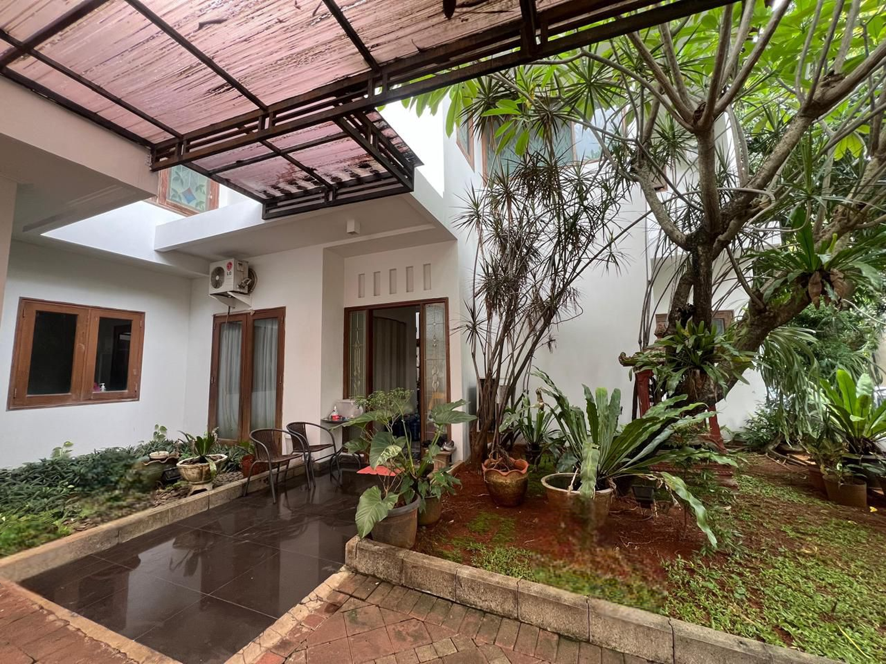 Dijual Rumah Cantik Nuansa Bali dalam Town House Lebak Bulus  Rumah