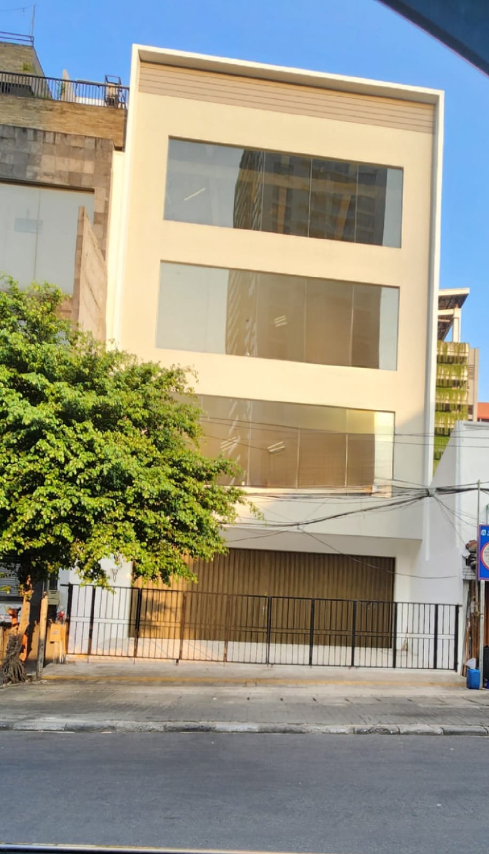 NEW BUILDING FOR RENT IN A COMMERCIAL AREA  ( DI SEWAKAN GEDUNG BARU DI AREA KOMERSIAL )