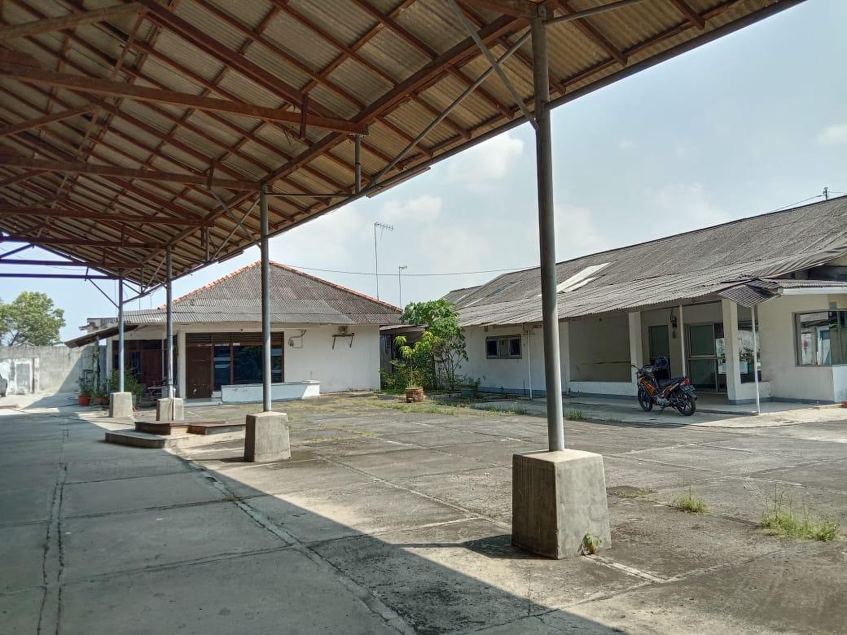Gudang Karawang, Pinggir jalan raya