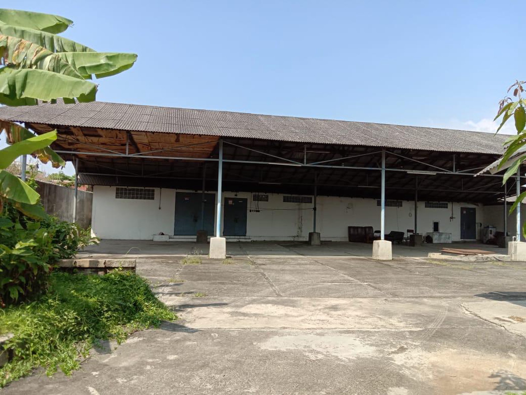 Gudang Karawang, Pinggir jalan raya