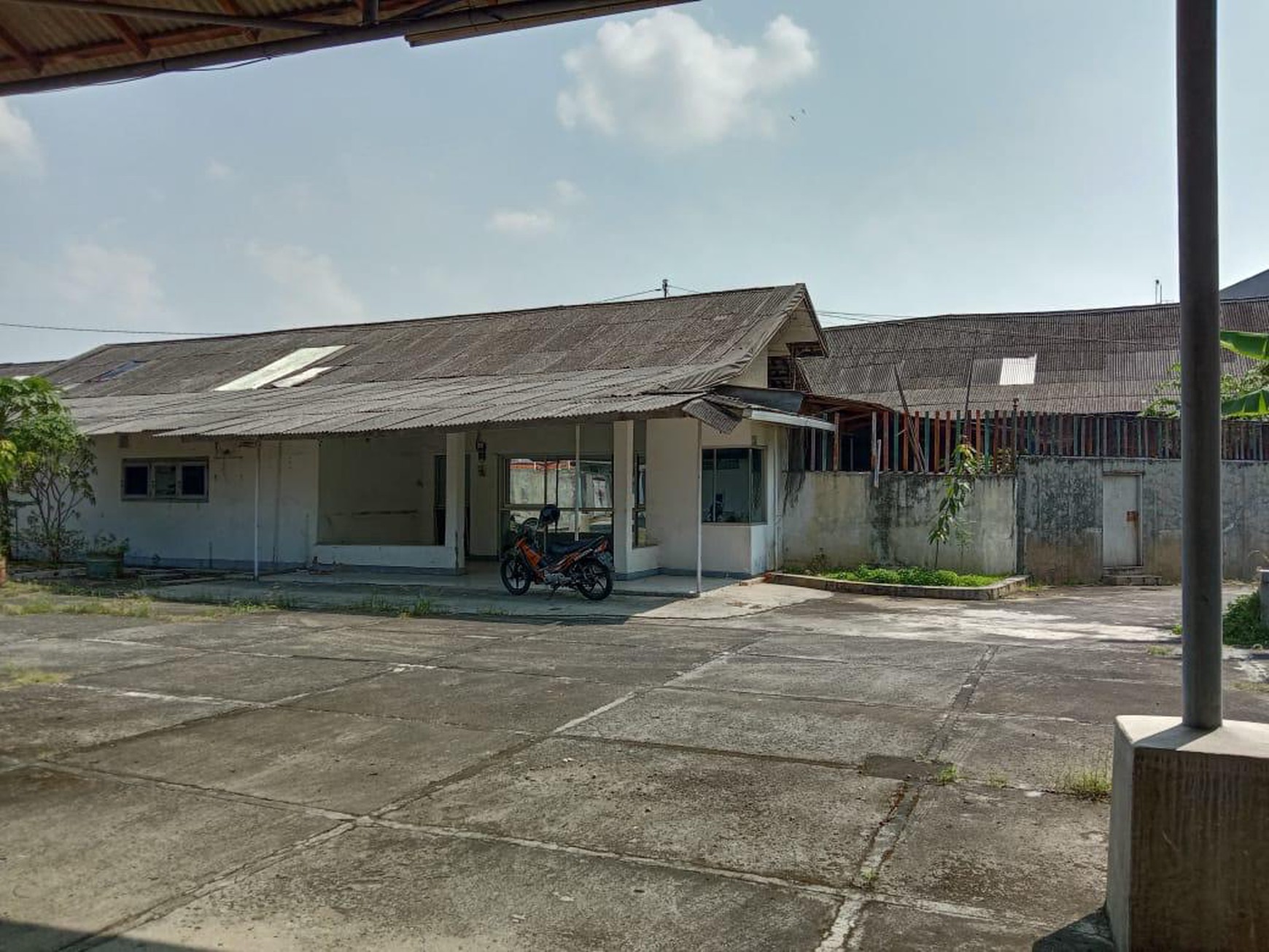 Gudang Karawang, Pinggir jalan raya