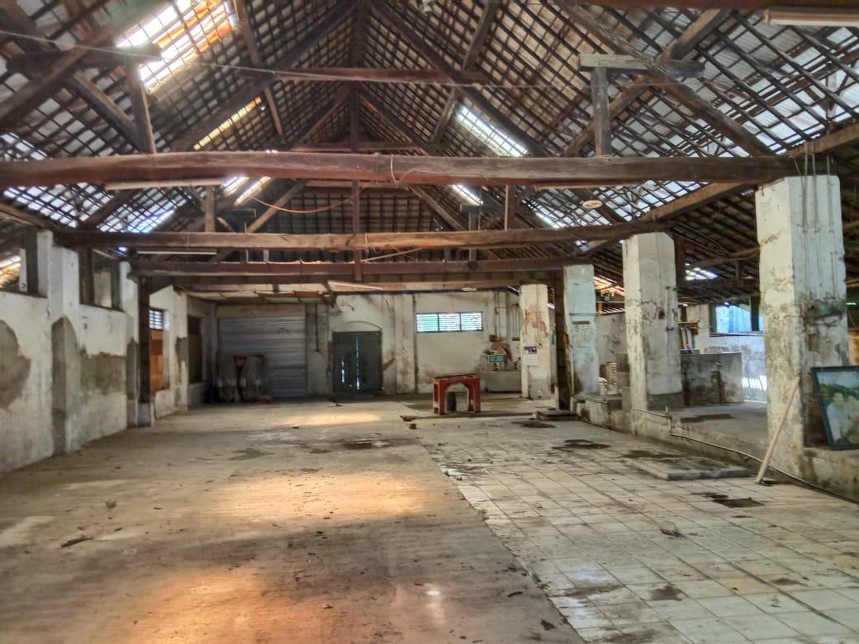 Gudang Karawang, Pinggir jalan raya