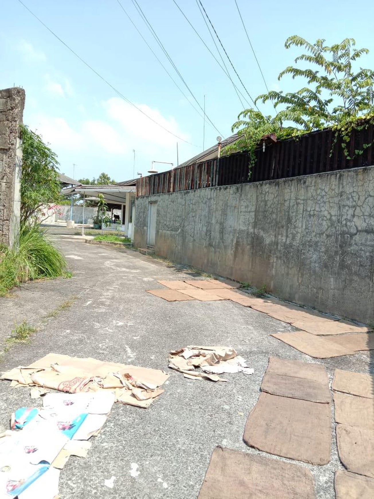 Gudang Karawang, Pinggir jalan raya