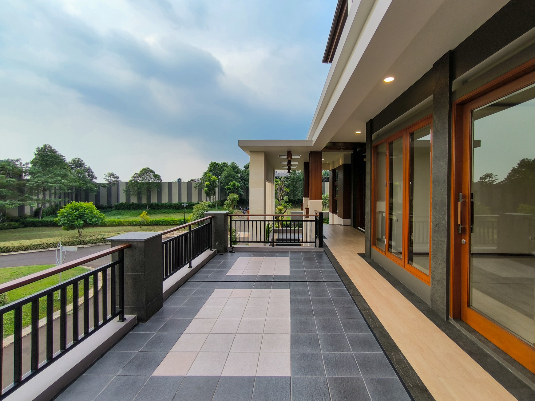 Rumah Brand New, Smart home hoek dgn pool di Dharmawangsa home, Bintaro