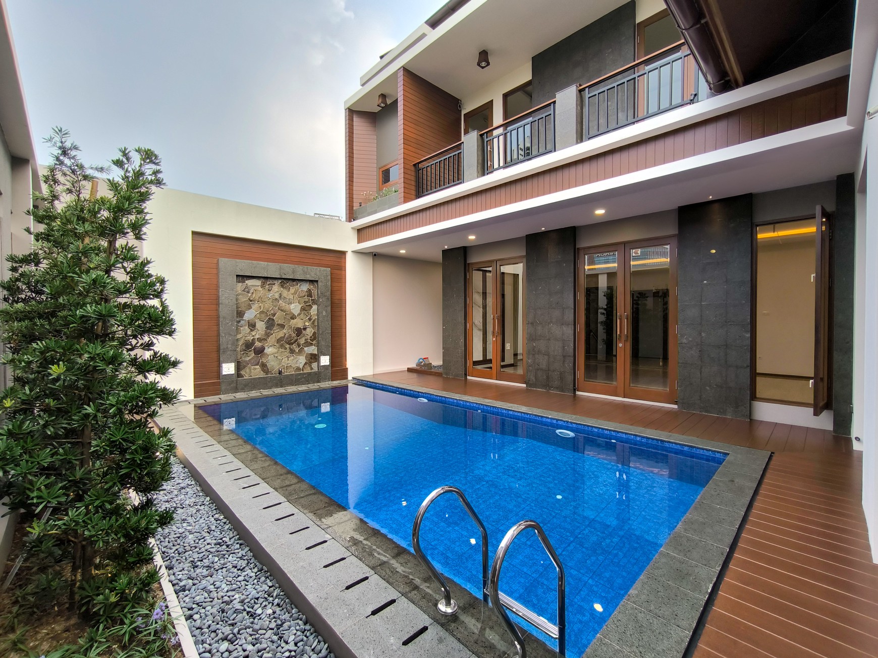 Rumah Brand New, Smart home hoek dgn pool di Dharmawangsa home, Bintaro