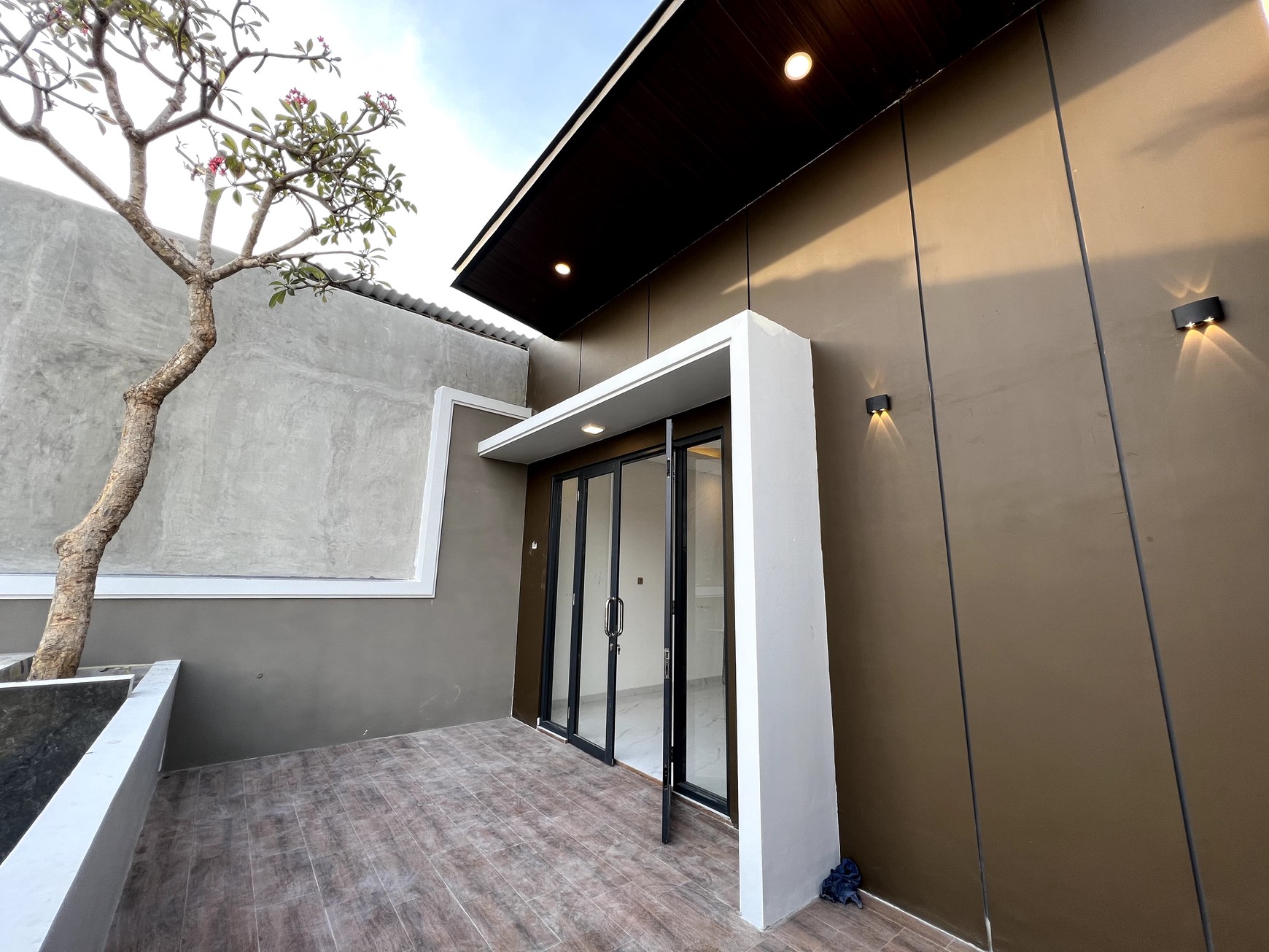 NEW Modern Tropical House Kupang Baru, Langka STRATEGIS, MEWAH Surabaya Barat