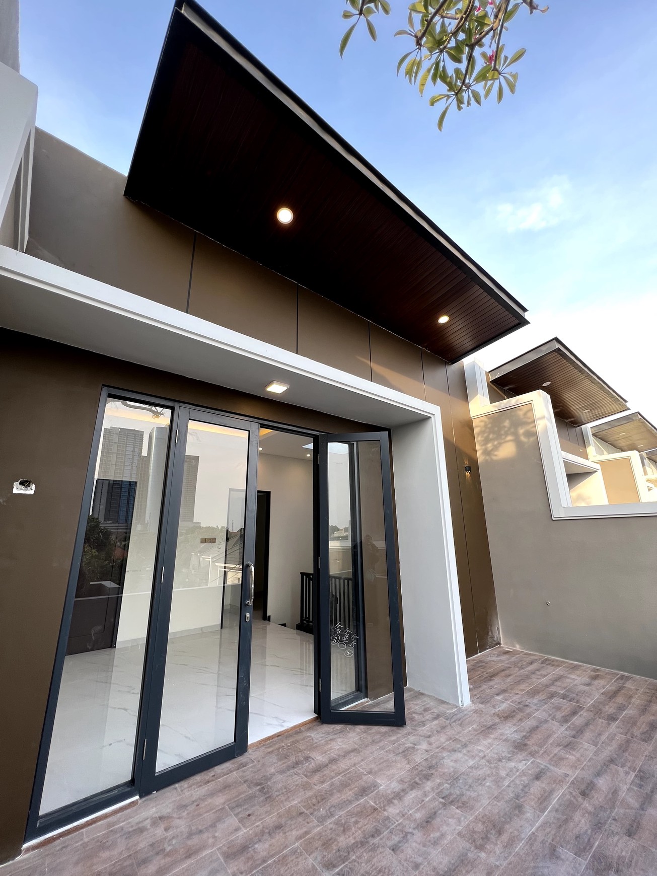 NEW Modern Tropical House Kupang Baru, Langka STRATEGIS, MEWAH Surabaya Barat