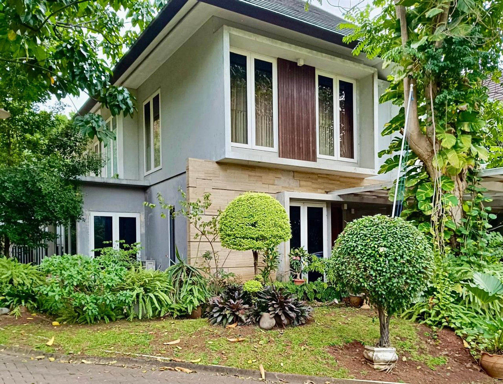 Rumah HOOK 2 Lantai Siap Huni dengan Hunian Nyaman dan Asri @Ciputat