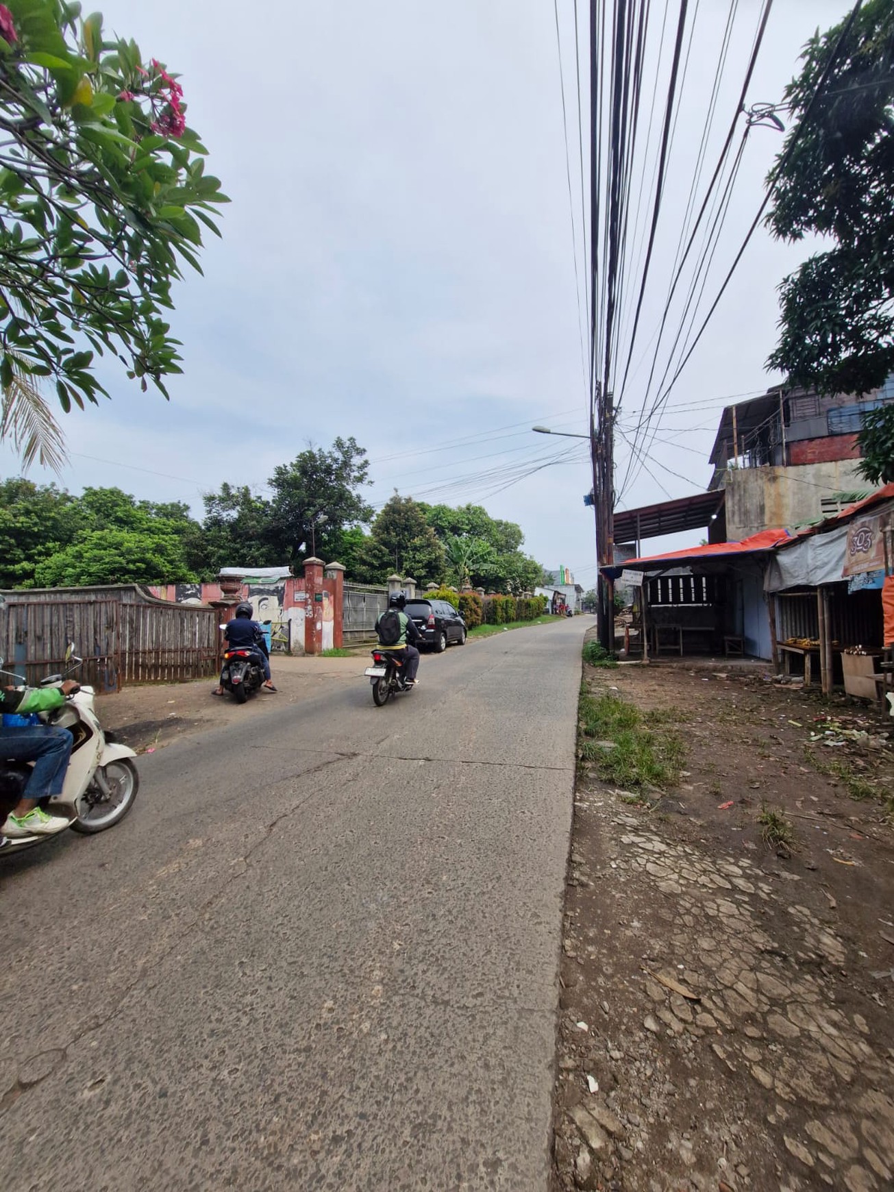 Di jual Rumah dan tanah lokasi di Jl Legok Jatiasih Bekasi Jawa Barat