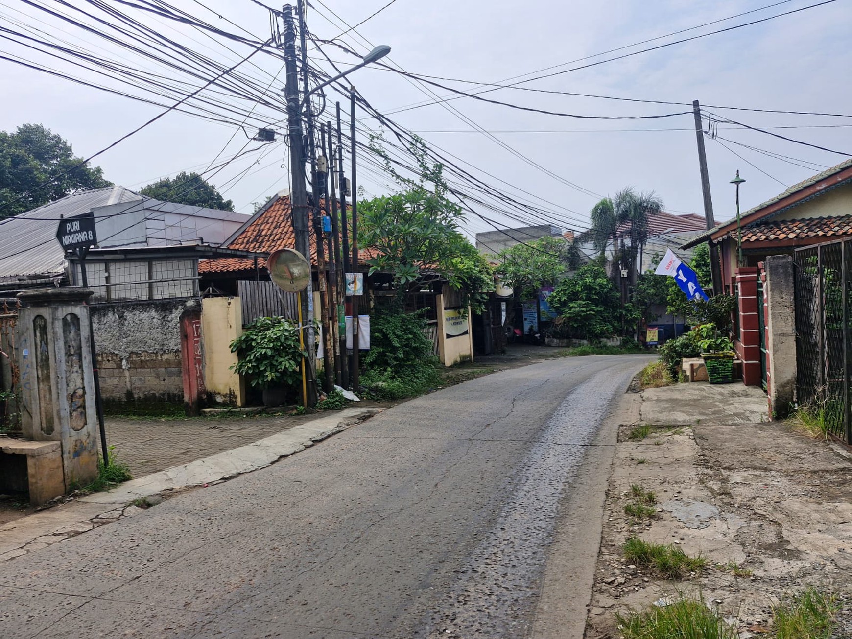 Di jual Rumah dan tanah lokasi di Jl Legok Jatiasih Bekasi Jawa Barat