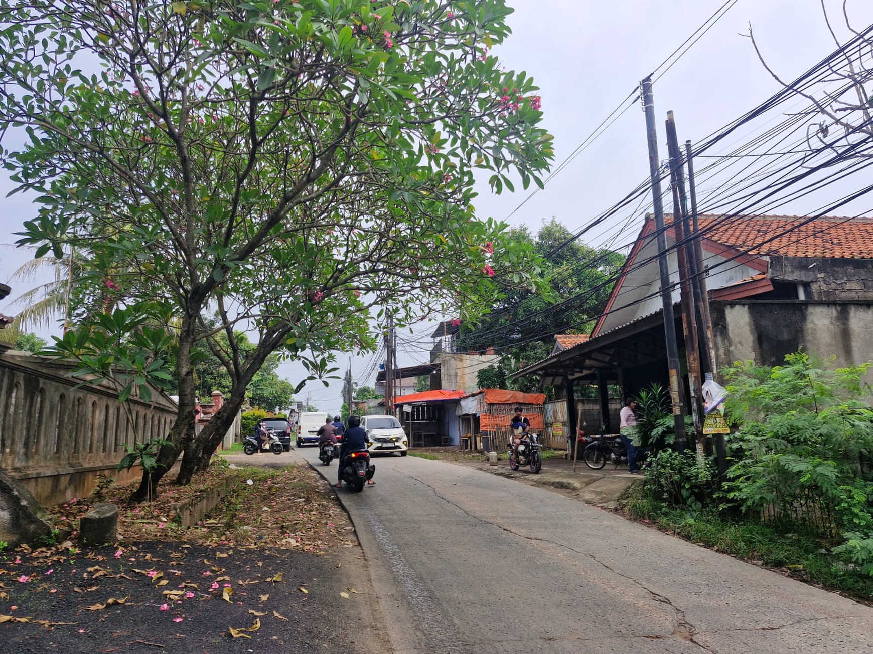 Di jual Rumah dan tanah lokasi di Jl Legok Jatiasih Bekasi Jawa Barat