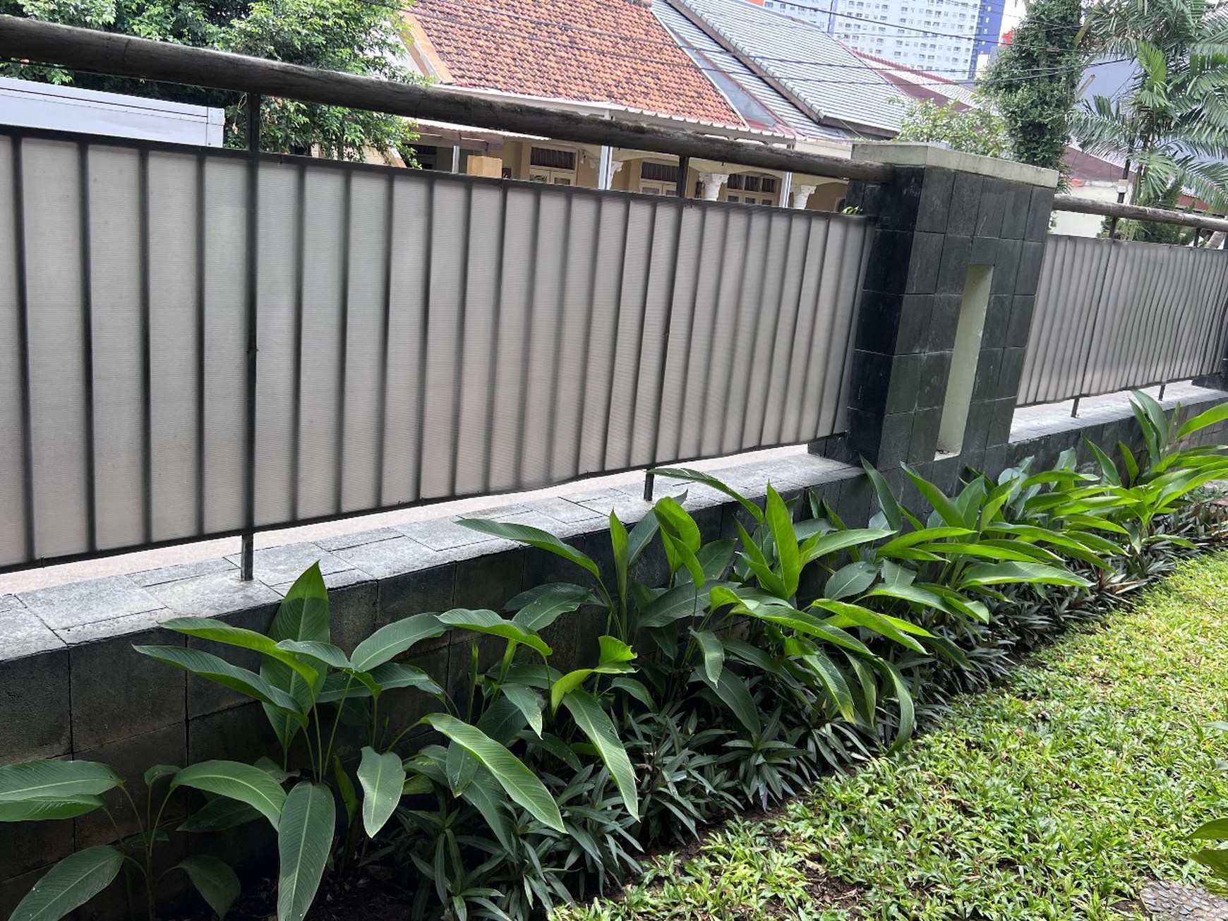 Rumah rapih terawat , shm ,  bebas banjir , selangkah ke apartemen green pramuka, dlm komplek , pengawasan 24 jam .