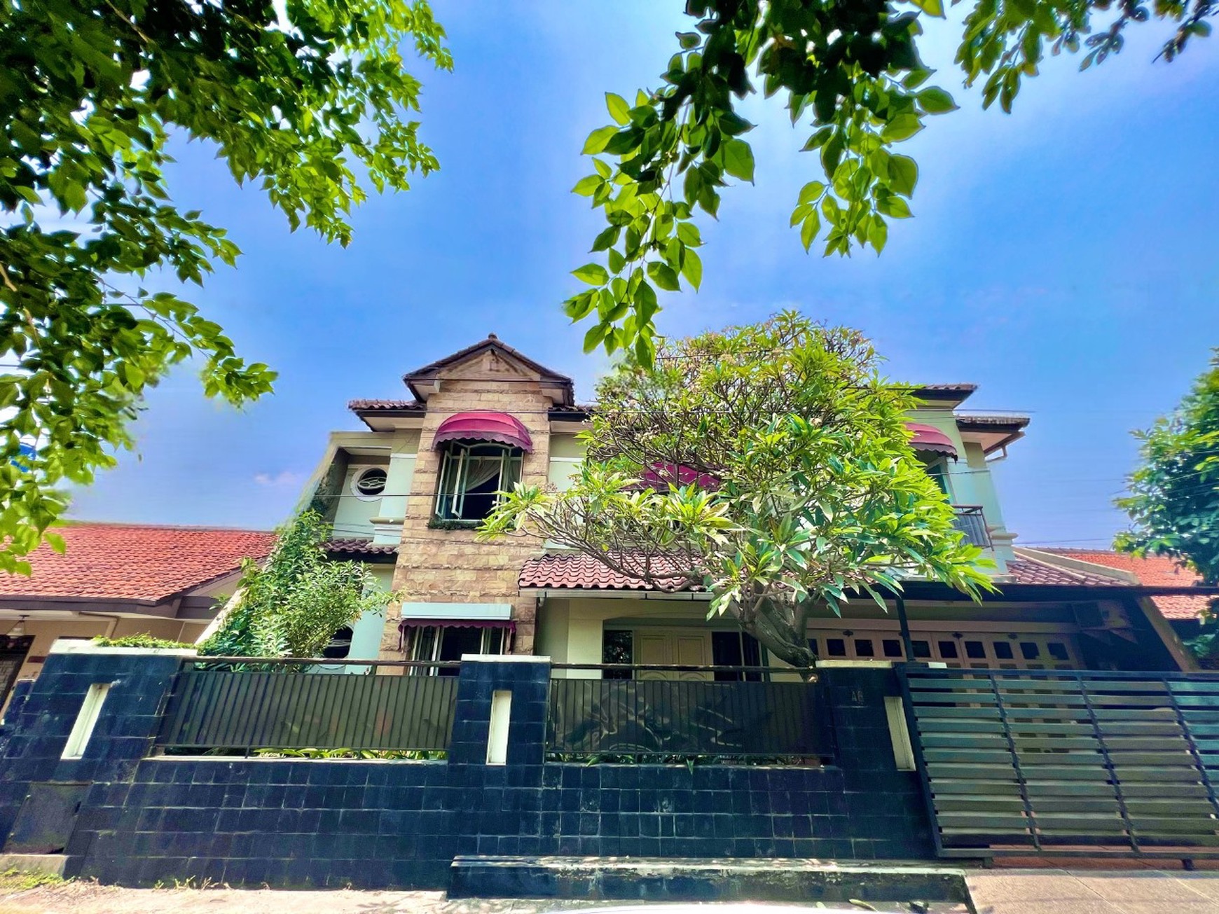 Rumah rapih terawat , shm ,  bebas banjir , selangkah ke apartemen green pramuka, dlm komplek , pengawasan 24 jam .