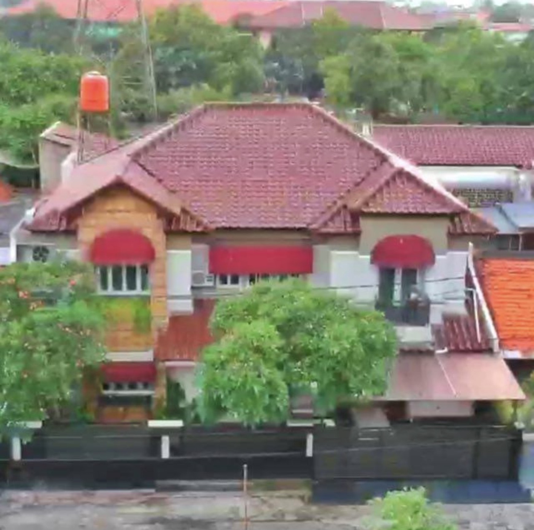 Rumah rapih terawat , shm ,  bebas banjir , selangkah ke apartemen green pramuka, dlm komplek , pengawasan 24 jam .