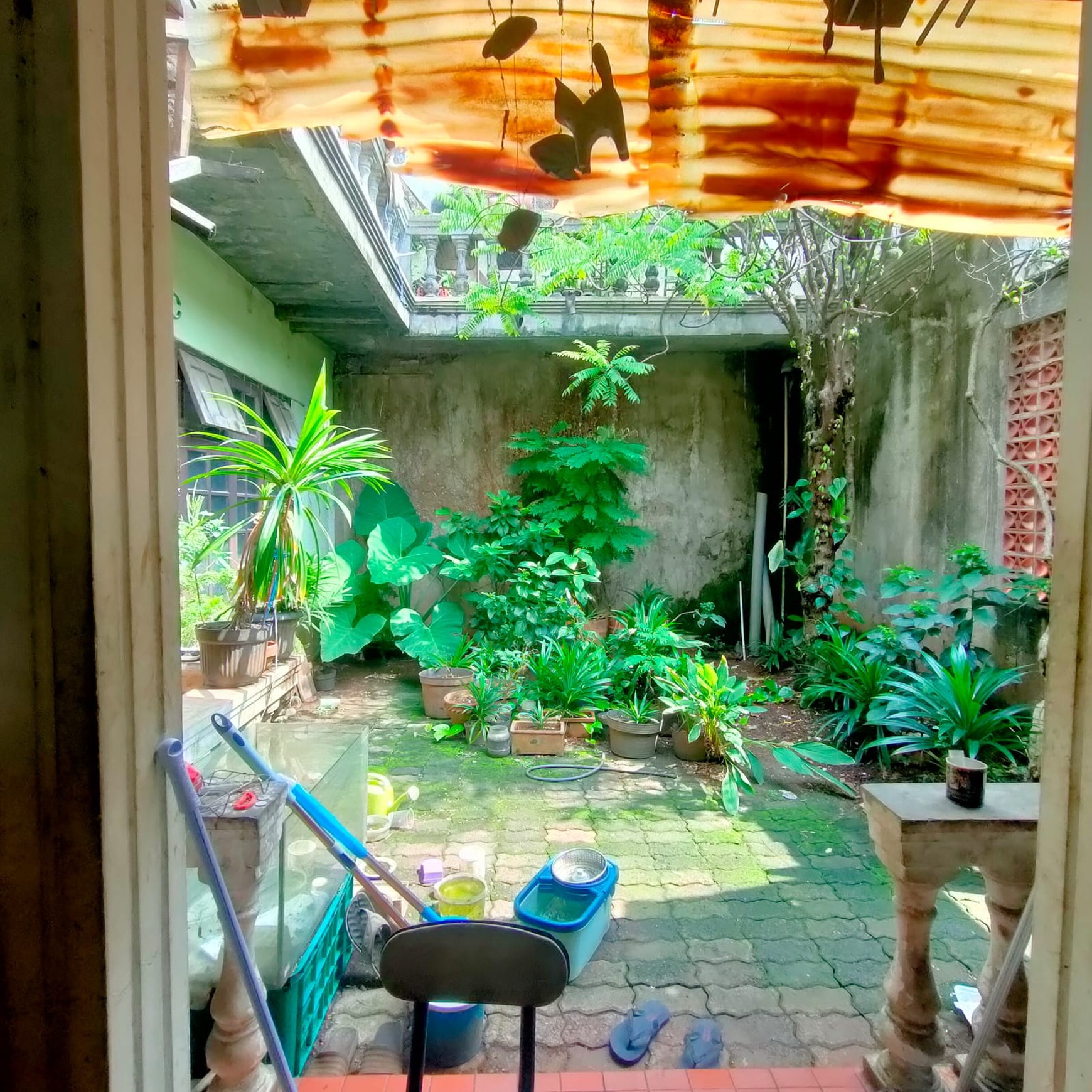 Di jual Rumah Tua Lokasi di Jl Pangkalan Jati Cinere Jakarta selatan