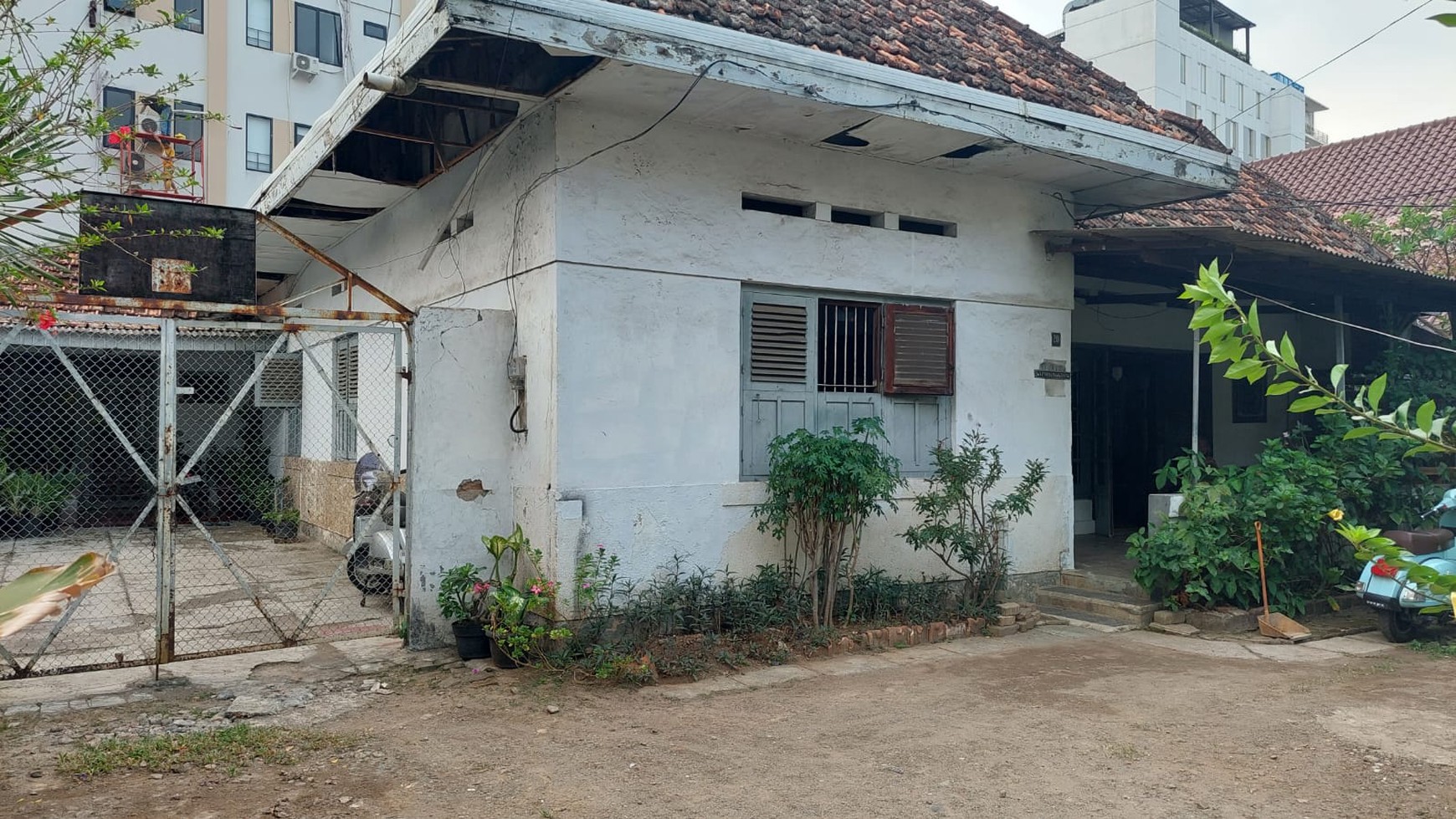 JL. padang - manggarai - Jakarta Selatan 