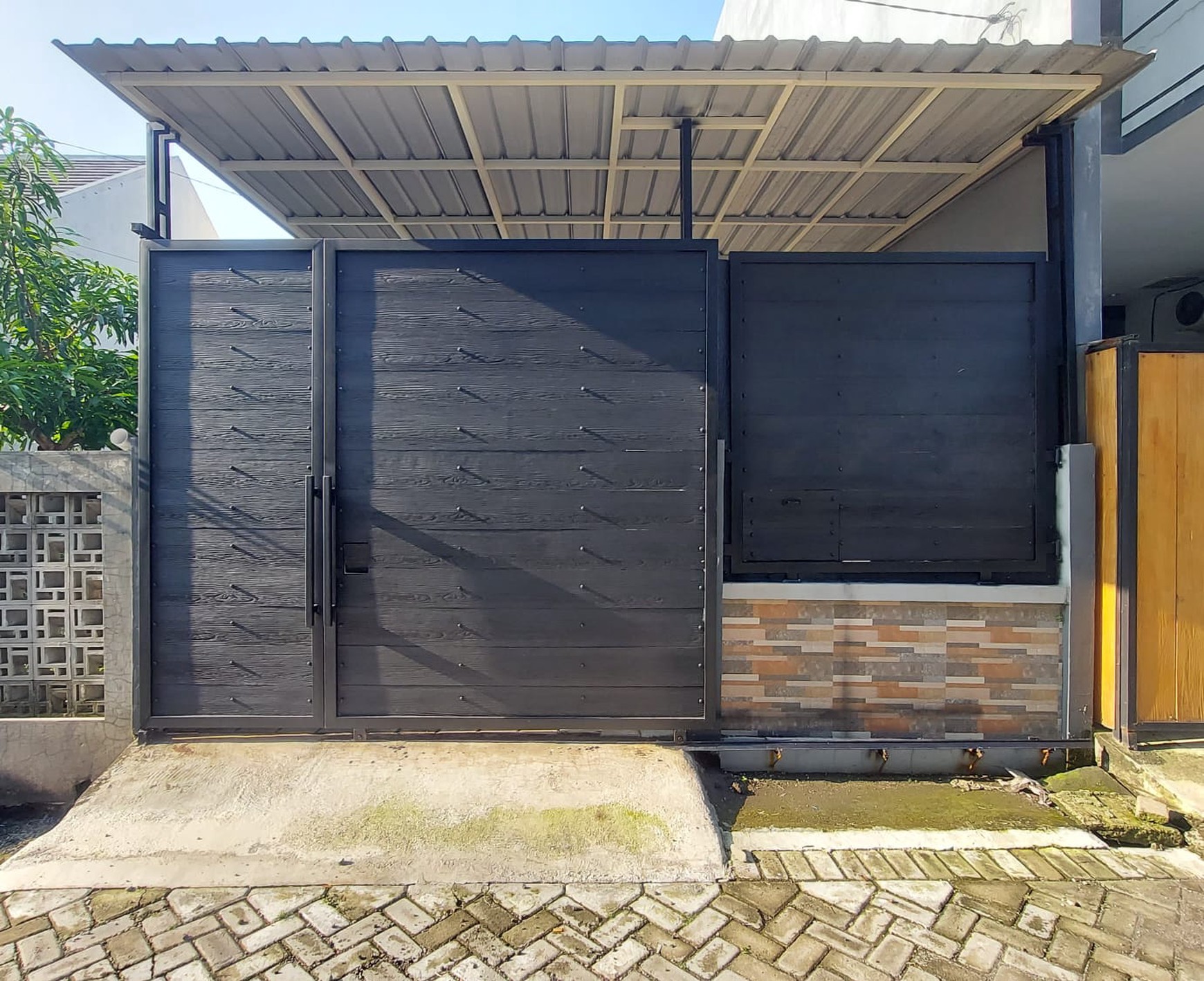 Rumah 1 Lantai Siap Pakai di Sukolilo - Bonus AC & Perabot, Akses Luas 3 Mobil
