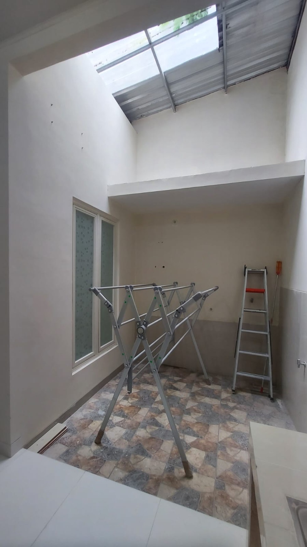 Rumah 1 Lantai Siap Pakai di Sukolilo - Bonus AC & Perabot, Akses Luas 3 Mobil