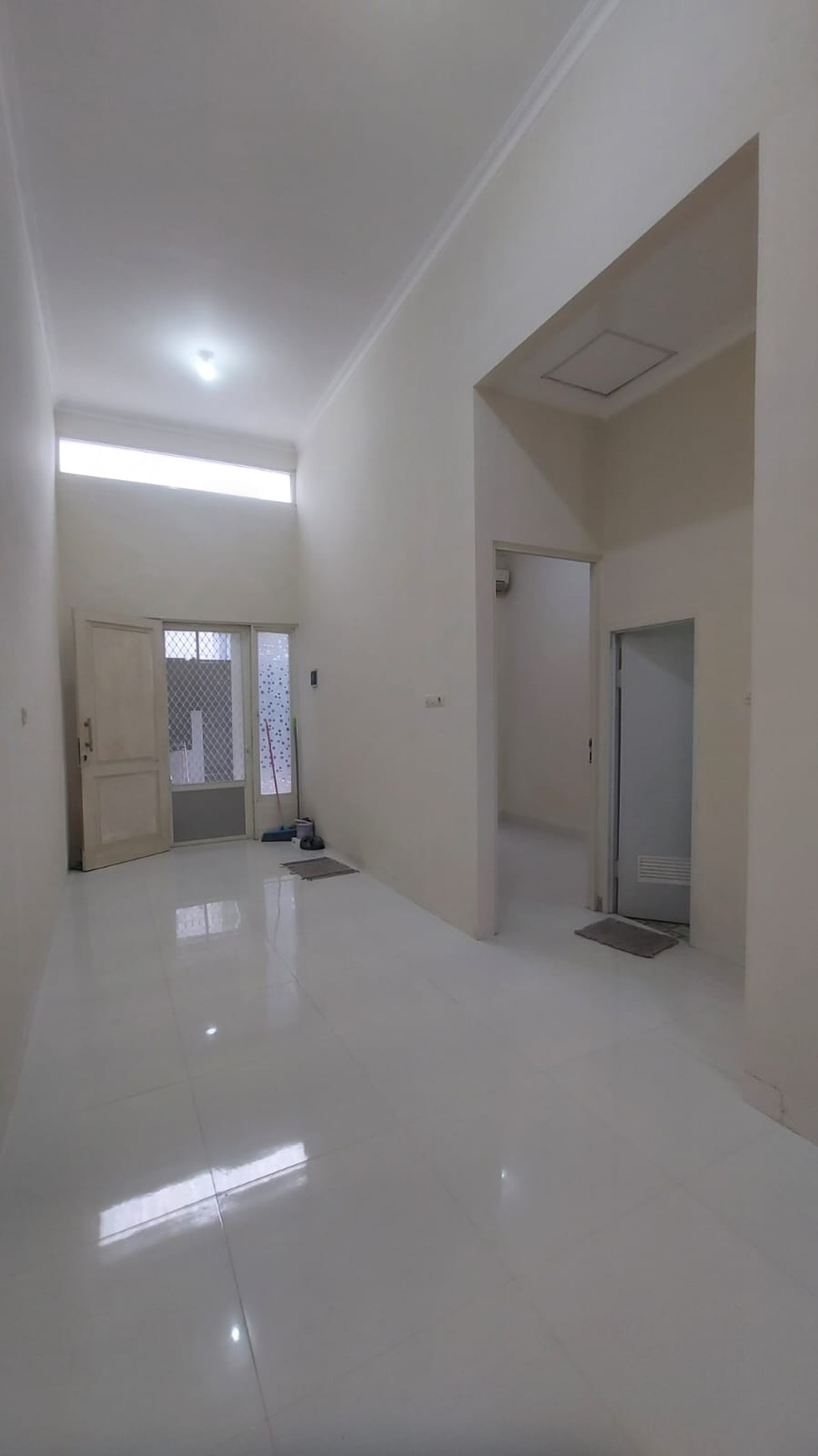 Rumah 1 Lantai Siap Pakai di Sukolilo - Bonus AC & Perabot, Akses Luas 3 Mobil
