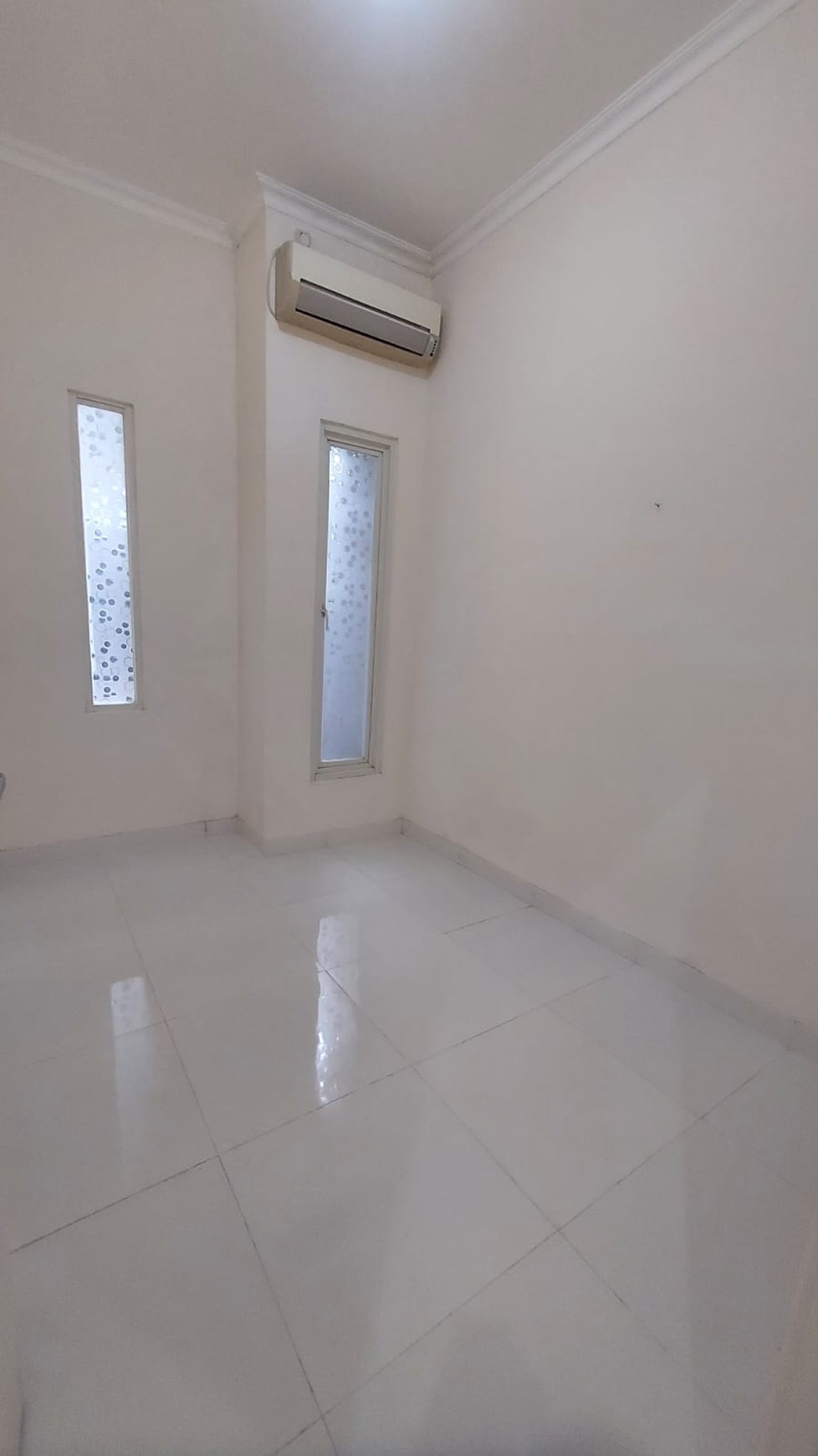 Rumah 1 Lantai Siap Pakai di Sukolilo - Bonus AC & Perabot, Akses Luas 3 Mobil