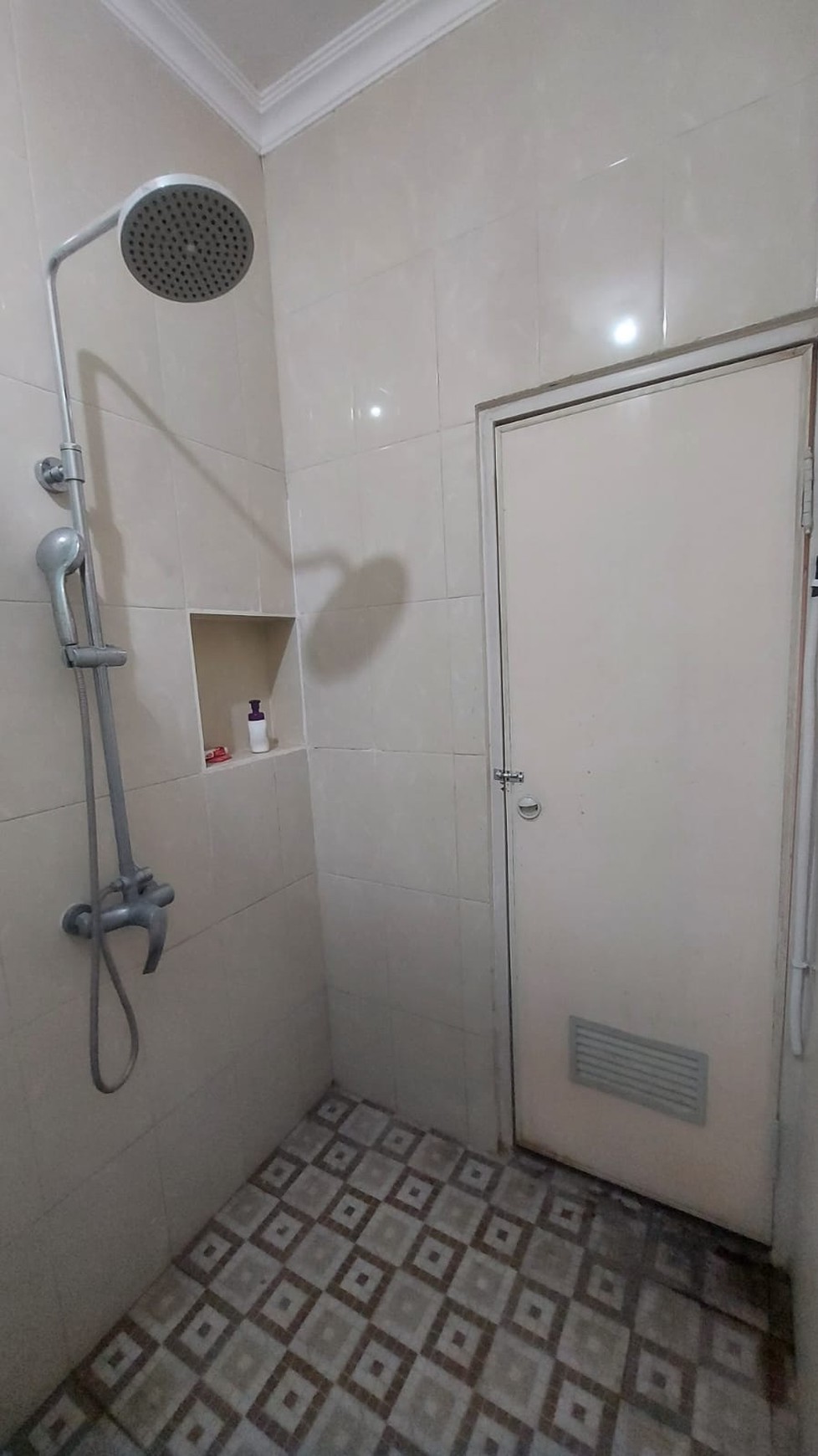 Rumah 1 Lantai Siap Pakai di Sukolilo - Bonus AC & Perabot, Akses Luas 3 Mobil