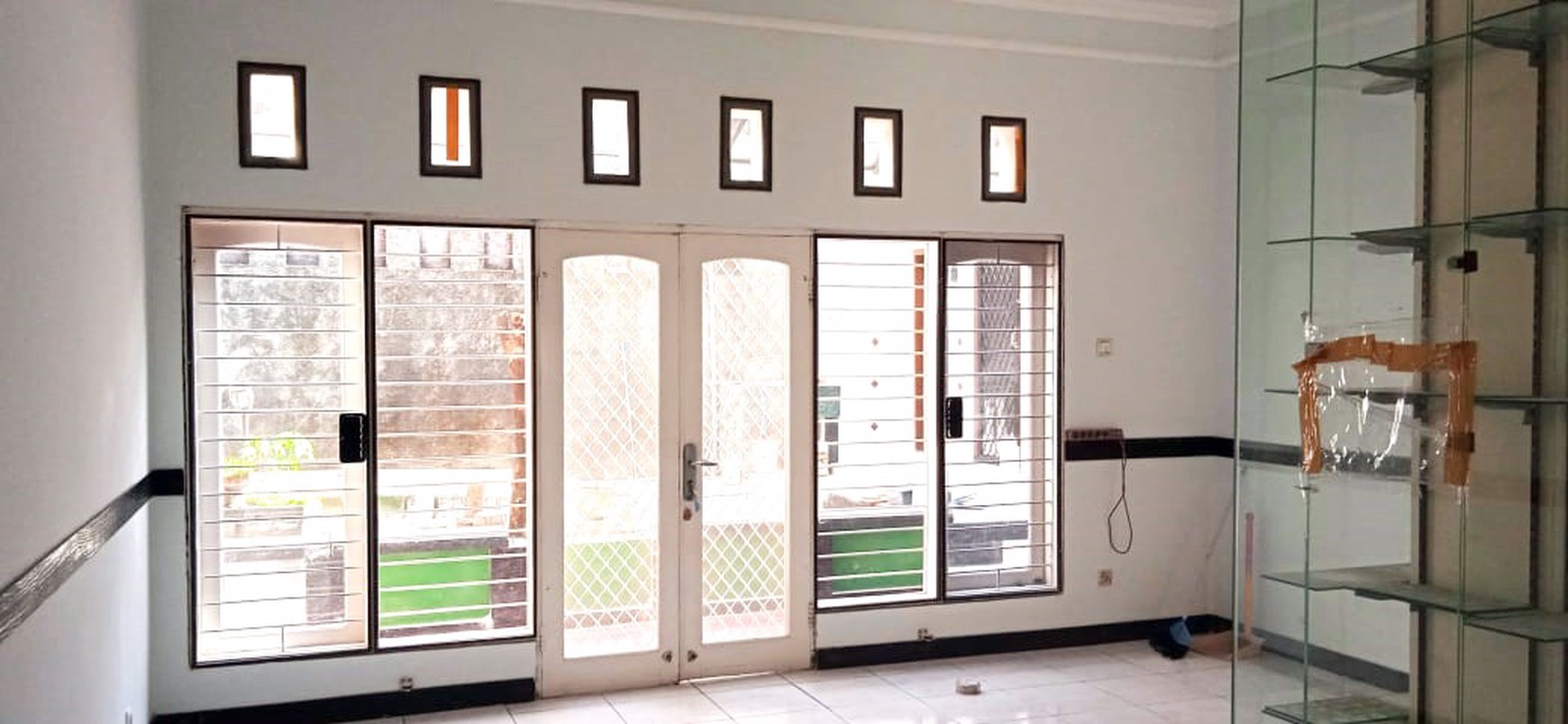 Rumah di Kutisari Indah Utara, Bagus + Terawat, Row Jalan Lebar, Siap Huni