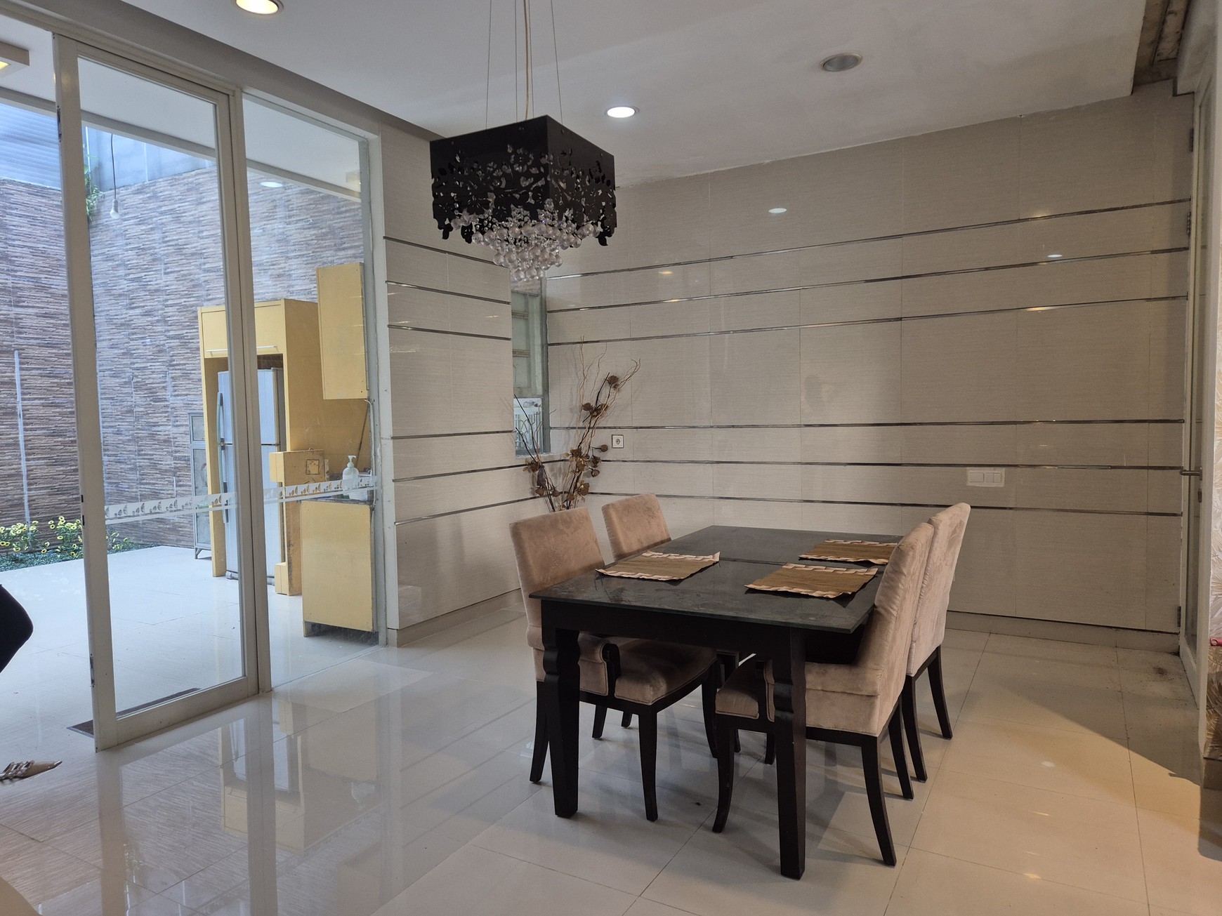 DIJUAL RUMAH MODERN MINIMALIS SIAP HUNI MALIBU BEACH, PAKUWON CITY