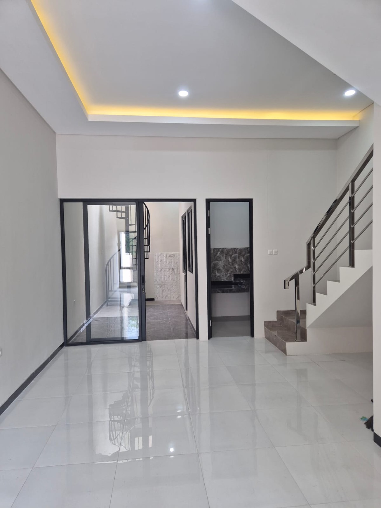 DIJUAL 2 RUMAH KEMBAR BARU SIAP HUNI VILLA KALIJUDAN INDAH, Surabaya Timur