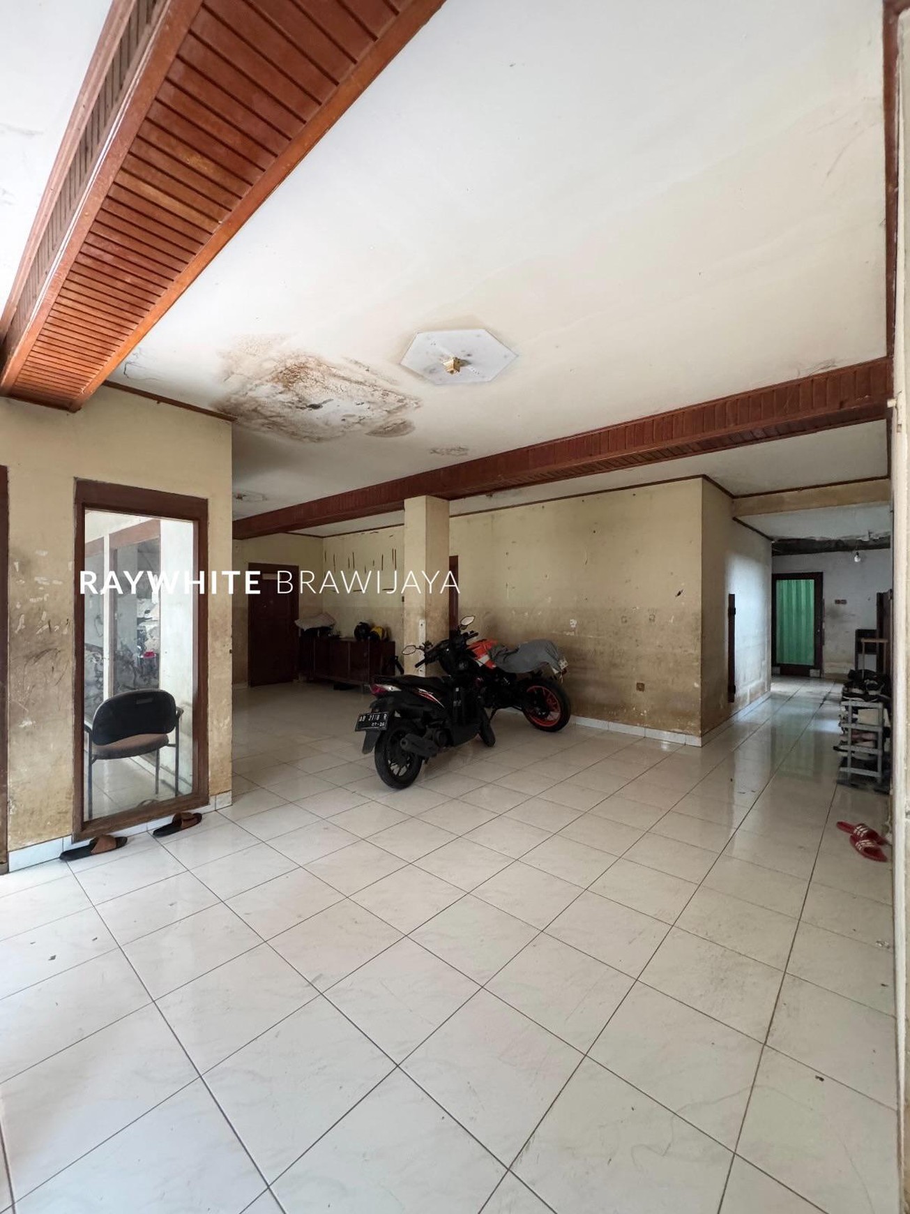 Rumah Hitung Tanah Cocok untuk usaha kos-kosan Area Wijaya Timur